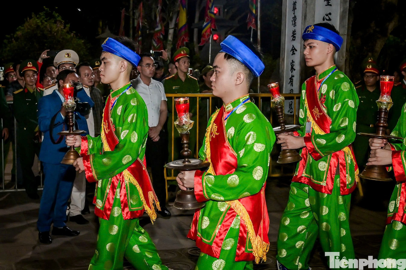 Người d&acirc;n &ugrave;n &ugrave;n k&eacute;o v&agrave;o đền Trần l&uacute;c nửa đ&ecirc;m- Ảnh 6.