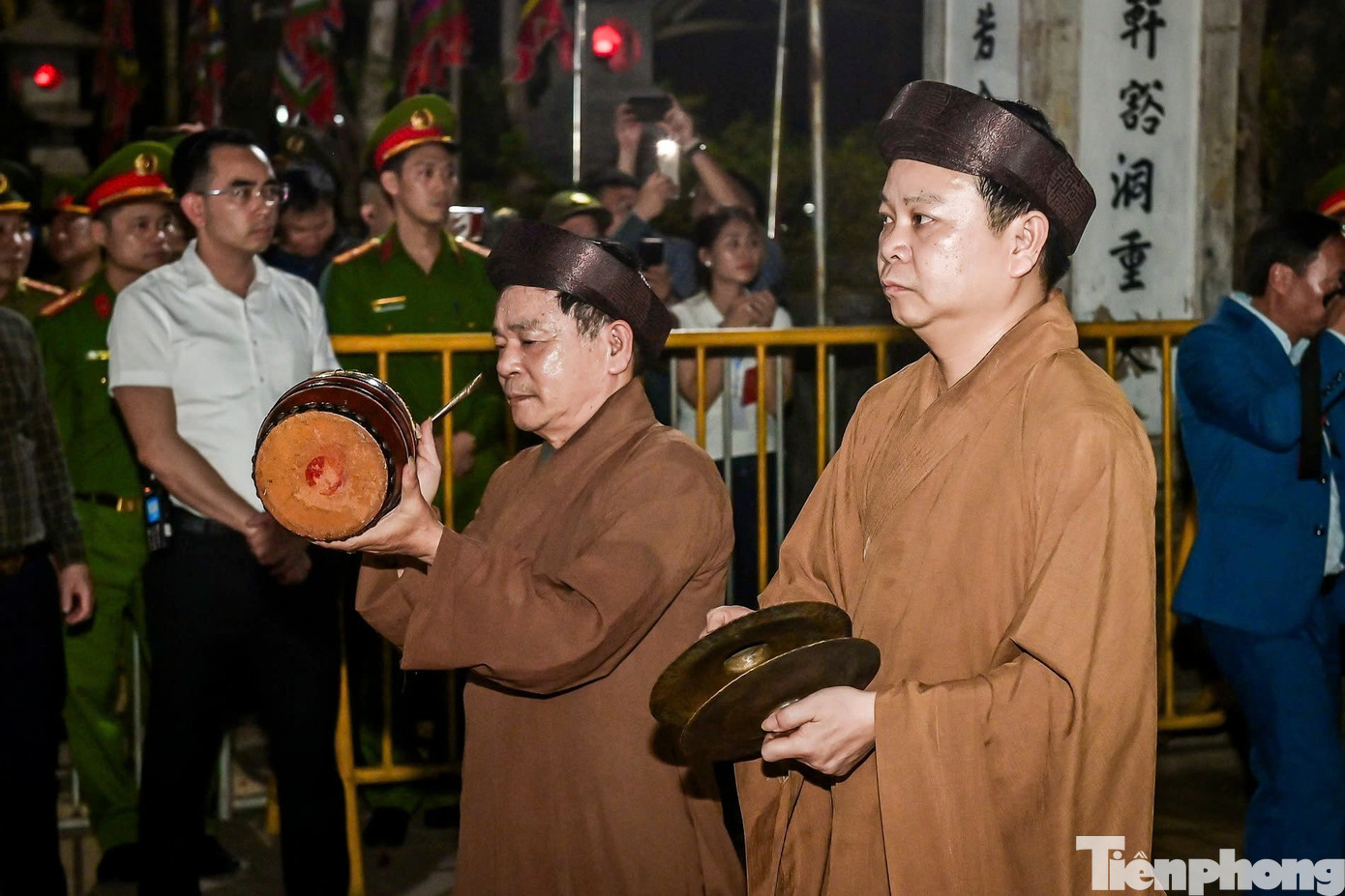 Người d&acirc;n &ugrave;n &ugrave;n k&eacute;o v&agrave;o đền Trần l&uacute;c nửa đ&ecirc;m- Ảnh 5.