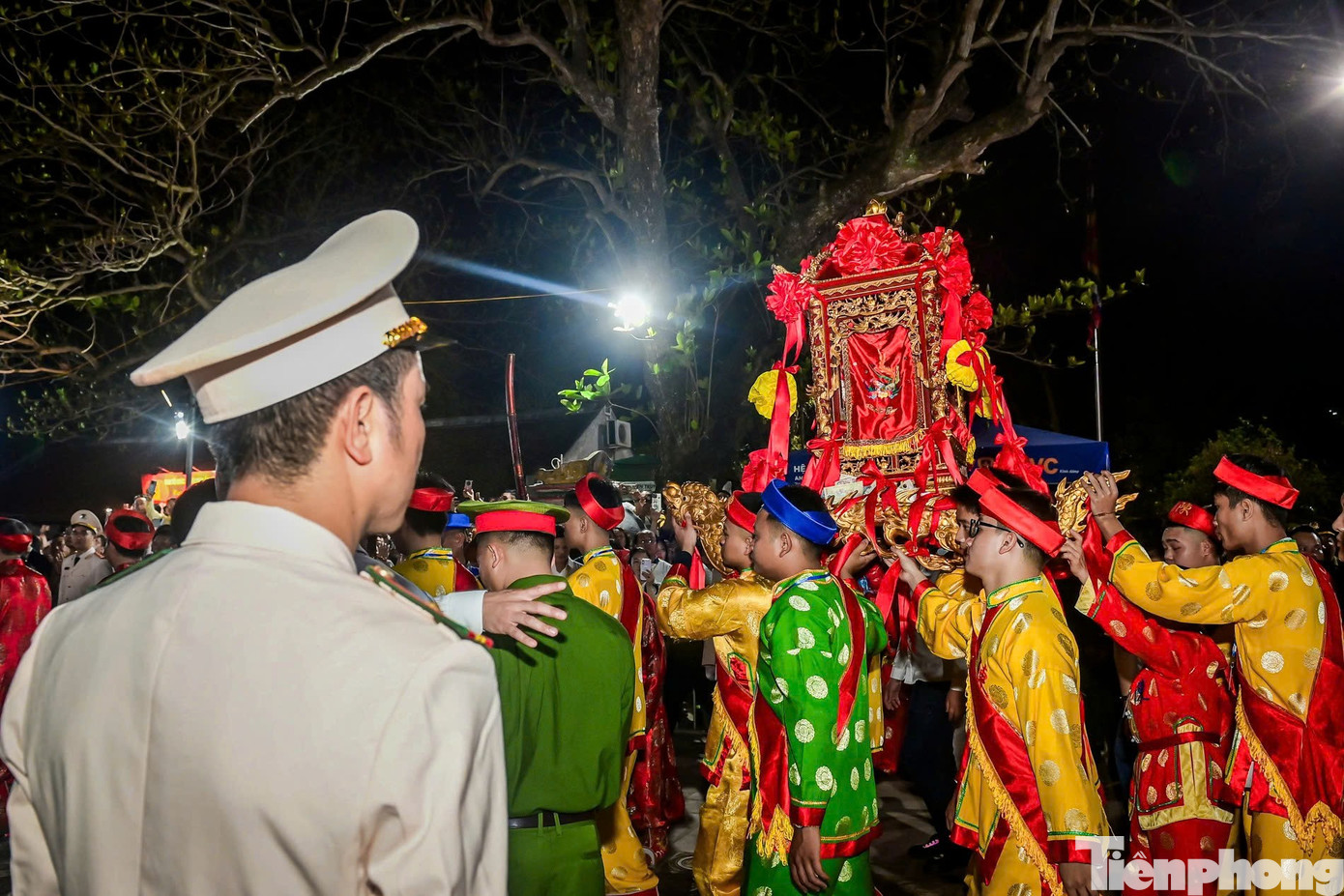 Người d&acirc;n &ugrave;n &ugrave;n k&eacute;o v&agrave;o đền Trần l&uacute;c nửa đ&ecirc;m- Ảnh 8.