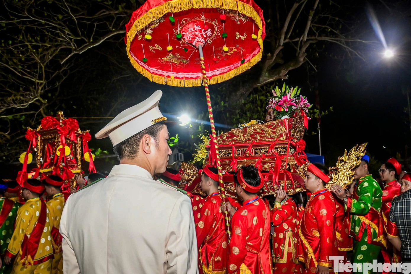 Người d&acirc;n &ugrave;n &ugrave;n k&eacute;o v&agrave;o đền Trần l&uacute;c nửa đ&ecirc;m- Ảnh 7.