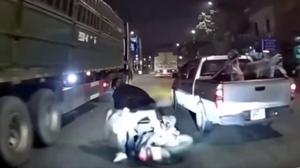 Vụ tạt đầu khiến 3 người su&yacute;t ng&atilde; v&agrave;o xe đầu k&eacute;o: H&agrave;nh vi nguy hiểm cho x&atilde; hội, c&oacute; dấu hiệu tội phạm- Ảnh 3.