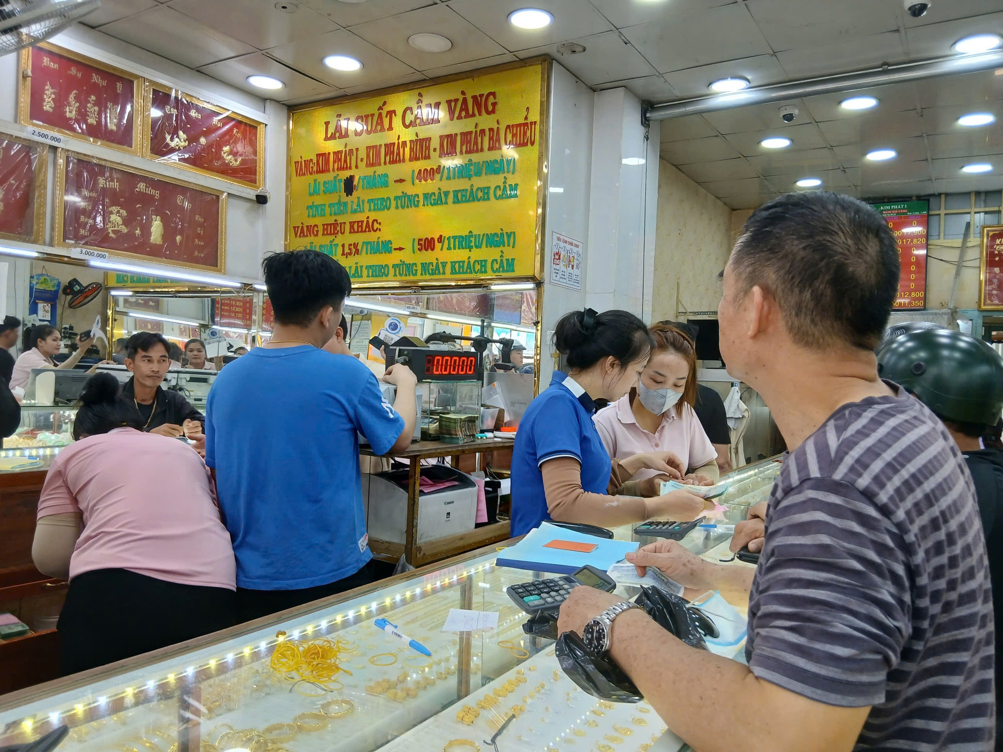 Chiều 3-3, giá vàng, bạc tiếp tục giảm mạnh- Ảnh 1. Chiều 3-3, giá vàng, bạc tiếp tục giảm mạnh- Ảnh 1.