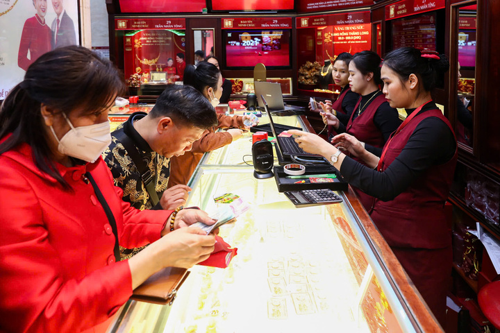 Gi&aacute; v&agrave;ng 'nhảy m&uacute;a' do căng thẳng Trung Đ&ocirc;ng, c&oacute; n&ecirc;n mua l&uacute;c n&agrave;y?- Ảnh 2.