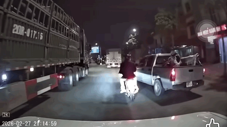 Tạm giữ t&agrave;i xế xe b&aacute;n tải "tạt đầu" ch&egrave;n ng&atilde; người đi xe m&aacute;y chở trẻ em- Ảnh 1.