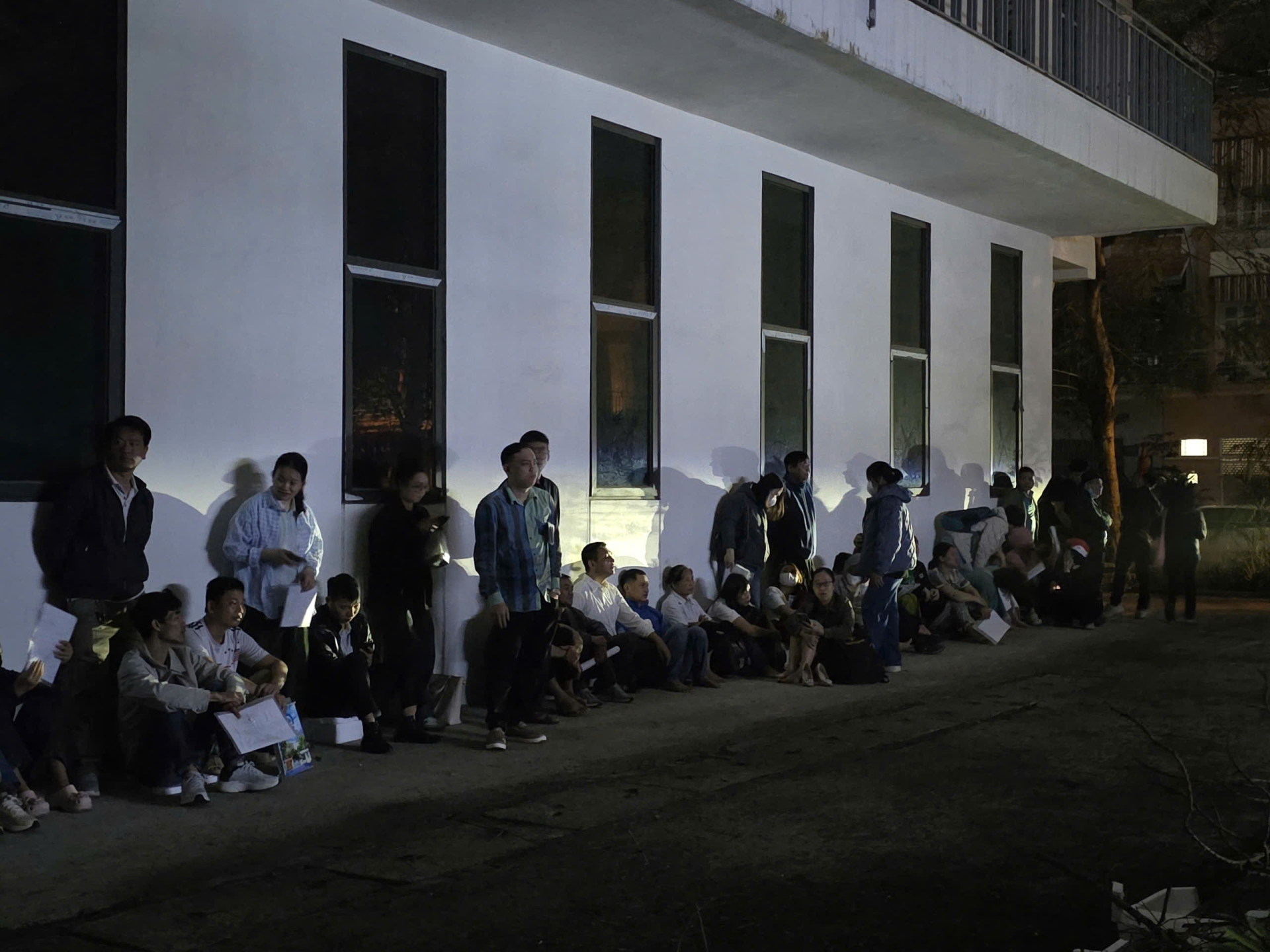 Nửa đ&ecirc;m, h&agrave;ng trăm phụ huynh H&agrave; Nội đội mưa xếp h&agrave;ng nộp hồ sơ v&agrave;o lớp 10 cho con- Ảnh 4.