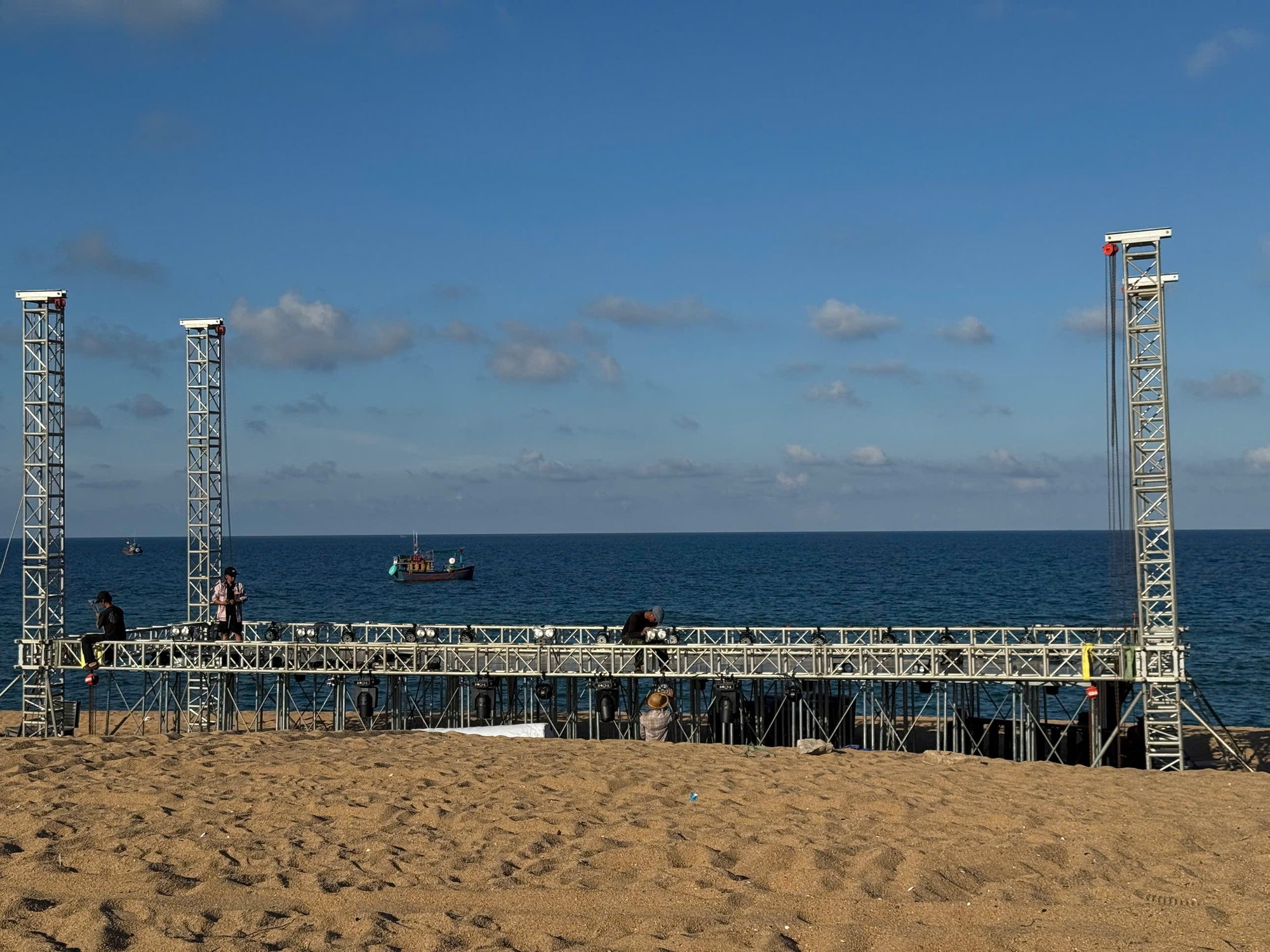 Phim Việt mới tung poster đã được hóng cực độ: Cặp chính đẹp đôi tuyệt đối, chỉ nhìn nhau cũng bùng nổ chemistry- Ảnh 2. Phim Việt mới tung poster đã được hóng cực độ: Cặp chính đẹp đôi tuyệt đối, chỉ nhìn nhau cũng bùng nổ chemistry- Ảnh 2.