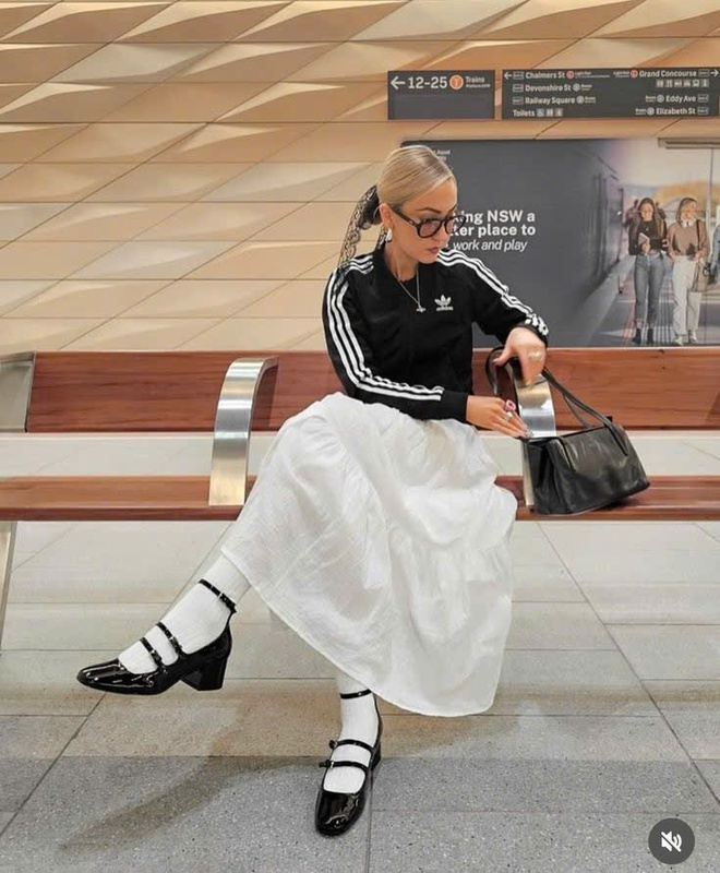 &Aacute;o kho&aacute;c thể thao mix c&ugrave;ng đồ &ldquo;b&aacute;nh b&egrave;o&rdquo;: C&ocirc;ng thức bao lạ bao đẹp, chẳng tr&aacute;ch phủ s&oacute;ng mạnh to&agrave;n cầu!- Ảnh 21.