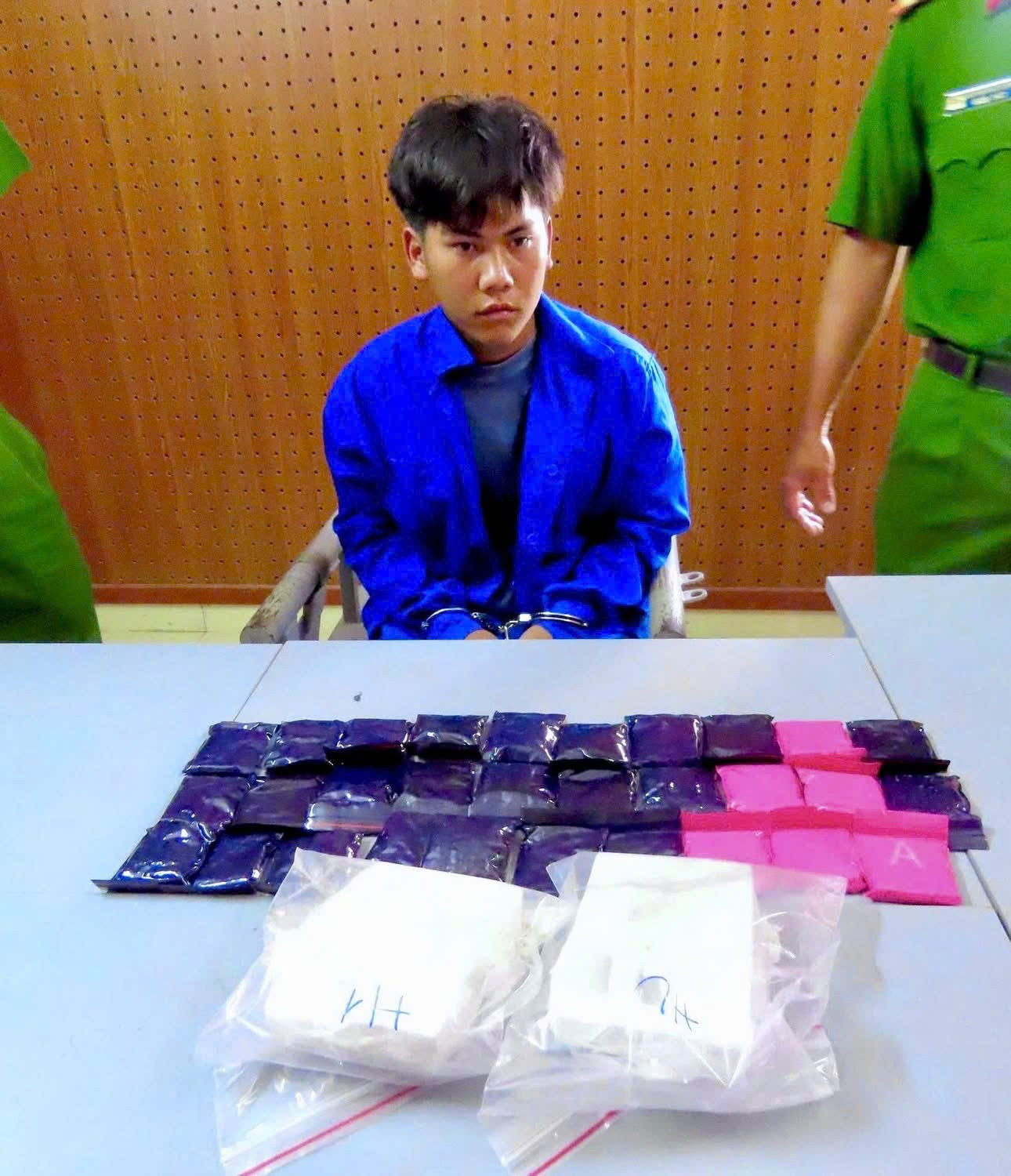 Triệt ph&aacute; đường d&acirc;y ma t&uacute;y xuy&ecirc;n bi&ecirc;n giới, thu hơn 34kg ma tu&yacute; v&agrave; s&uacute;ng đ&atilde; l&ecirc;n n&ograve;ng- Ảnh 2.