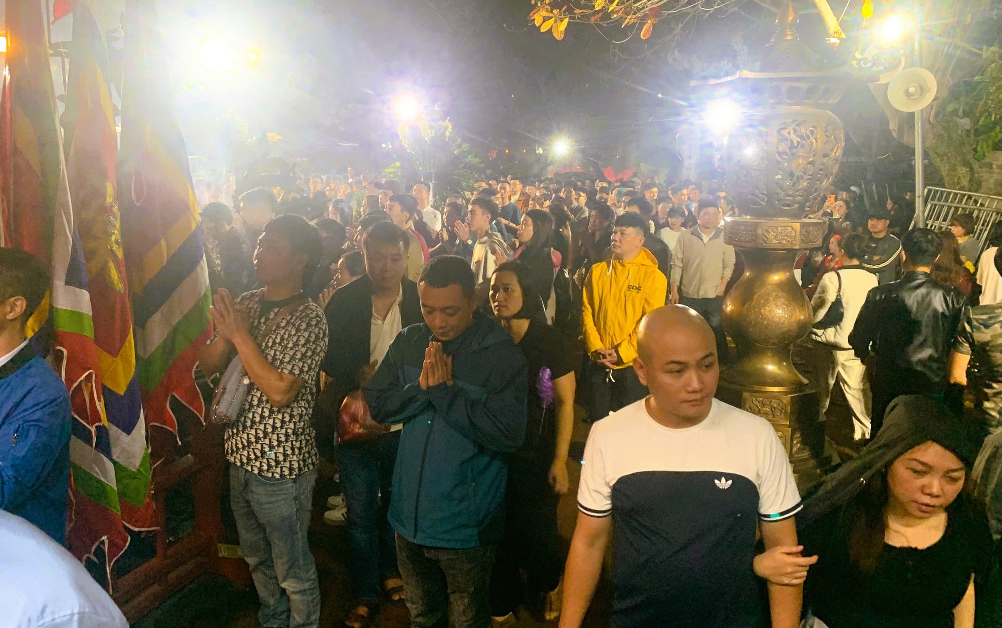 H&agrave;ng ng&agrave;n người "đội mưa" xuy&ecirc;n đ&ecirc;m chờ xin ấn đền Trần- Ảnh 6.