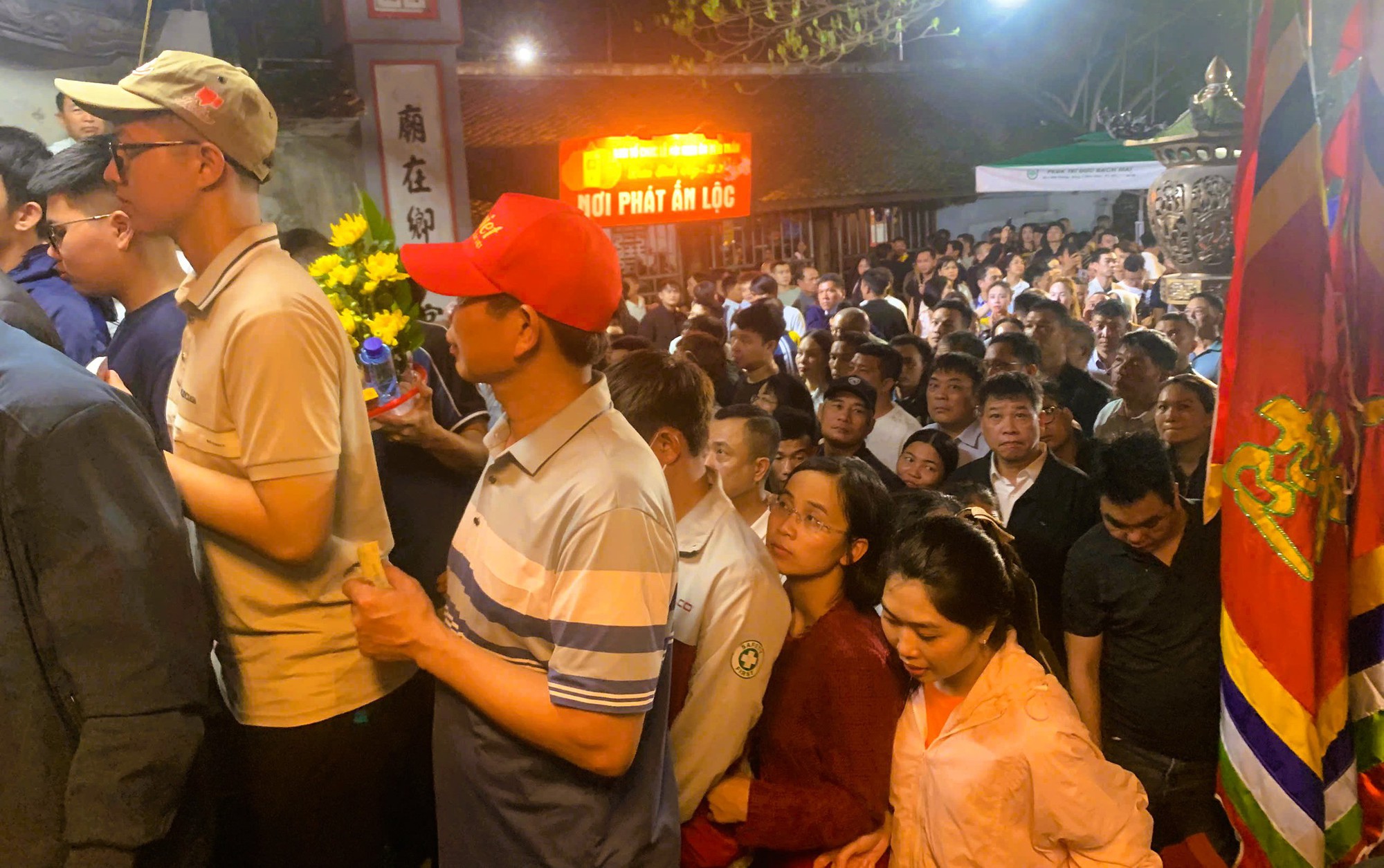 H&agrave;ng ng&agrave;n người "đội mưa" xuy&ecirc;n đ&ecirc;m chờ xin ấn đền Trần- Ảnh 7.