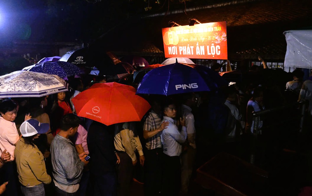 H&agrave;ng ng&agrave;n người "đội mưa" xuy&ecirc;n đ&ecirc;m chờ xin ấn đền Trần- Ảnh 8.