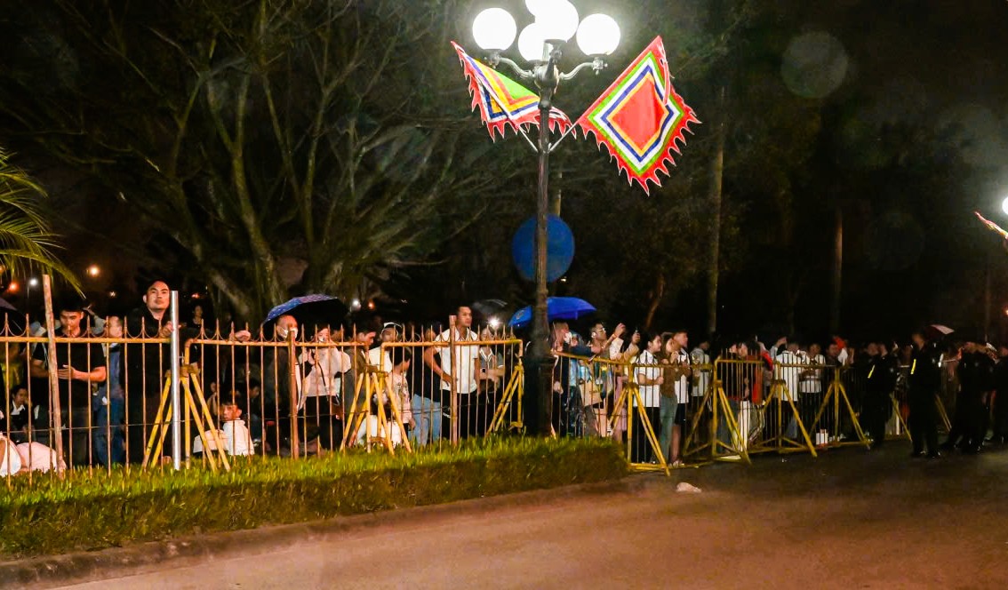 H&agrave;ng ng&agrave;n người "đội mưa" xuy&ecirc;n đ&ecirc;m chờ xin ấn đền Trần- Ảnh 5.