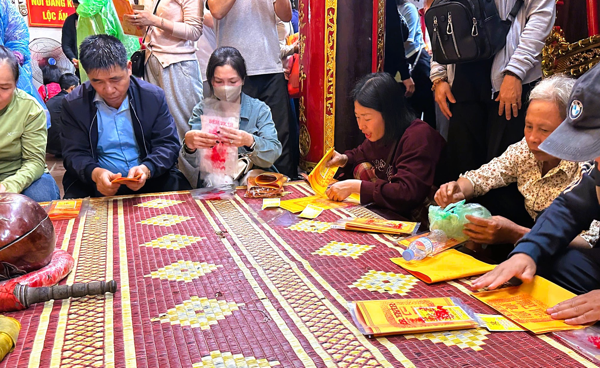 H&agrave;ng ng&agrave;n người "đội mưa" xuy&ecirc;n đ&ecirc;m chờ xin ấn đền Trần- Ảnh 10.