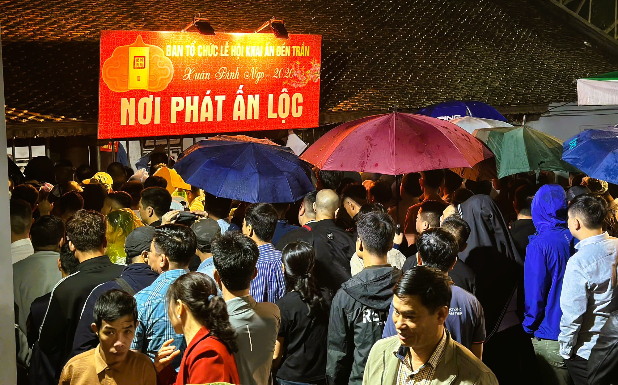 H&agrave;ng ng&agrave;n người "đội mưa" xuy&ecirc;n đ&ecirc;m chờ xin ấn đền Trần- Ảnh 1.