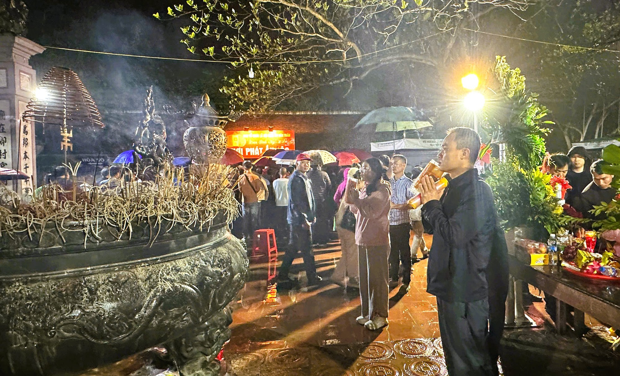 H&agrave;ng ng&agrave;n người "đội mưa" xuy&ecirc;n đ&ecirc;m chờ xin ấn đền Trần- Ảnh 11.