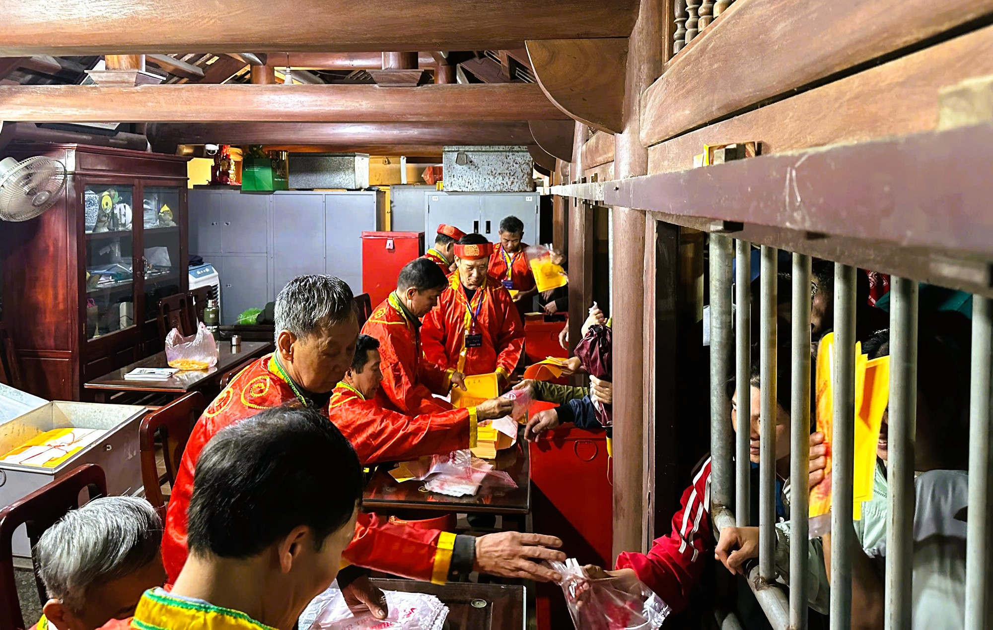 H&agrave;ng ng&agrave;n người "đội mưa" xuy&ecirc;n đ&ecirc;m chờ xin ấn đền Trần- Ảnh 9.