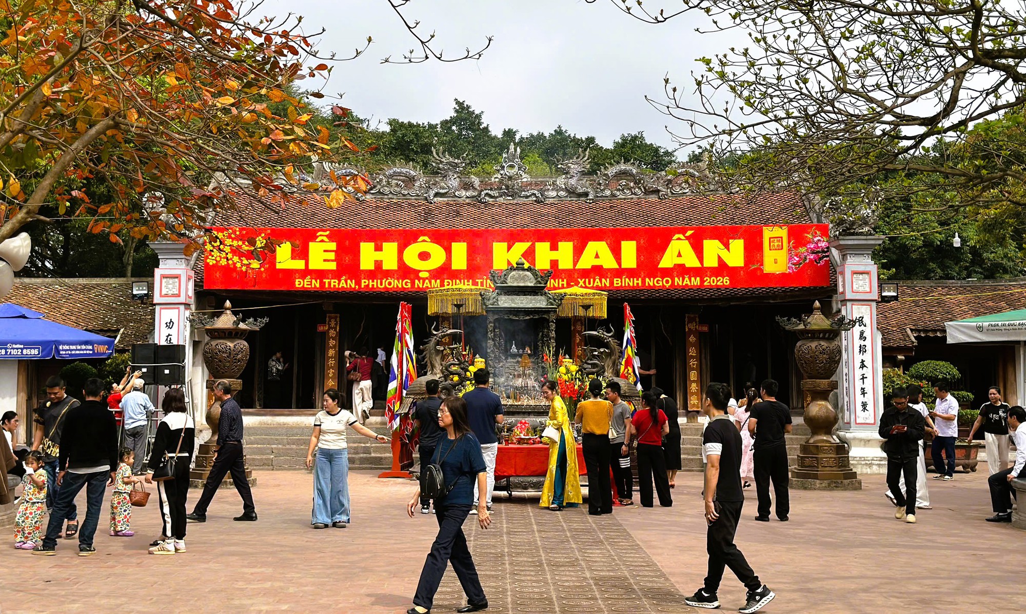 H&agrave;ng ng&agrave;n người "đội mưa" xuy&ecirc;n đ&ecirc;m chờ xin ấn đền Trần- Ảnh 3.