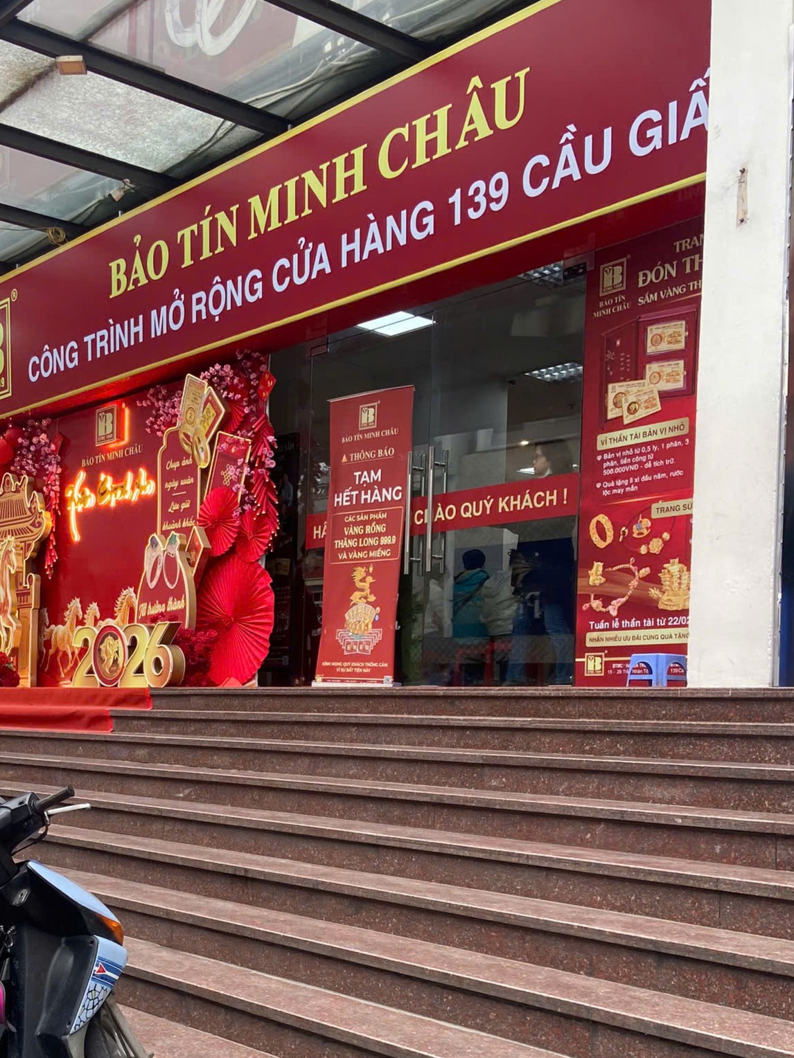 Giá vàng hơn 18,9 triệu đồng/chỉ: Người trẻ vẫn xếp hàng mua vàng bằng được, có người phải về tay không vì 1 lý do- Ảnh 5. Giá vàng hơn 18,9 triệu đồng/chỉ: Người trẻ vẫn xếp hàng mua vàng bằng được, có người phải về tay không vì 1 lý do- Ảnh 5.