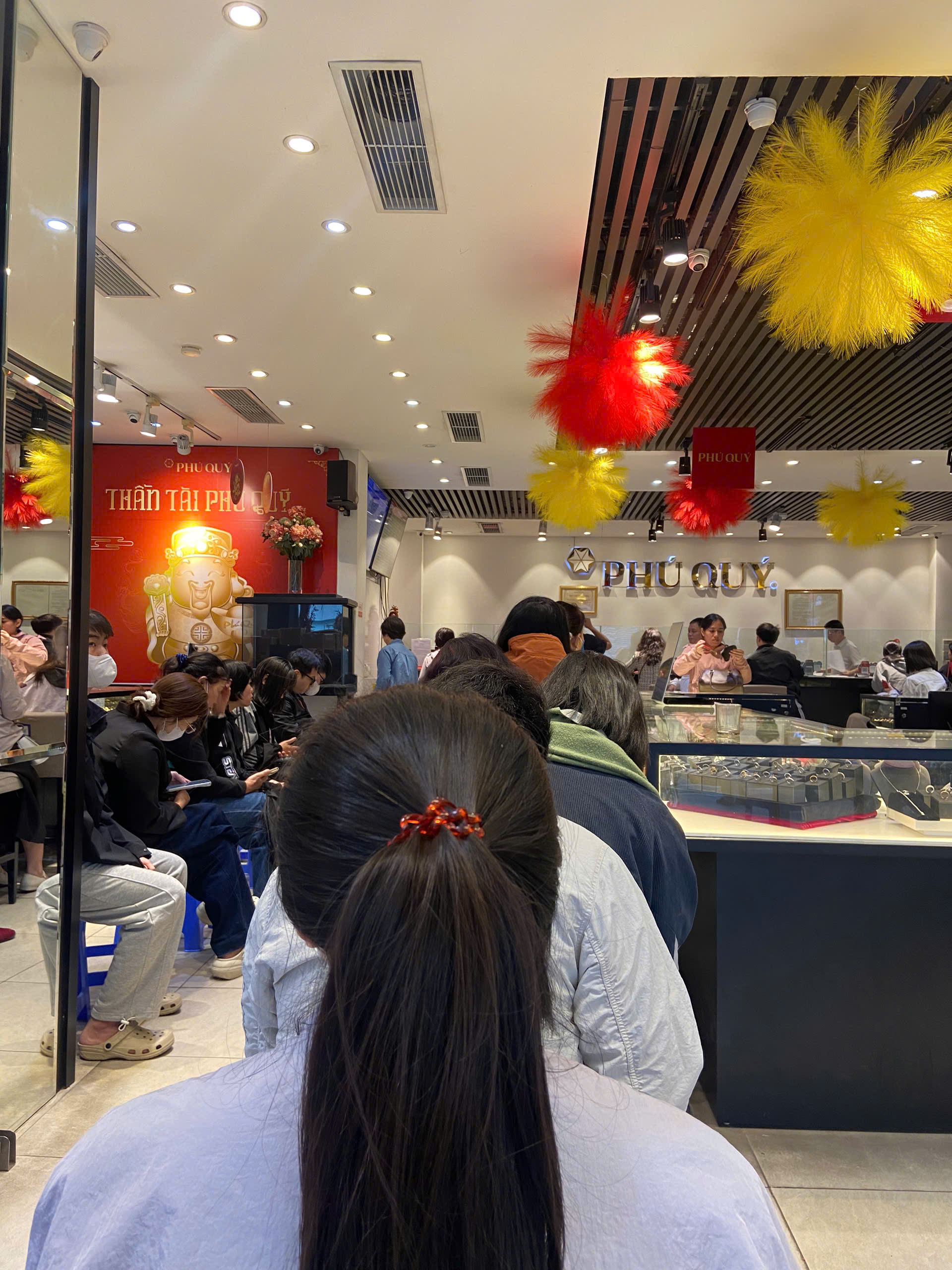 Giá vàng hơn 18,9 triệu đồng/chỉ: Người trẻ vẫn xếp hàng mua vàng bằng được, có người phải về tay không vì 1 lý do- Ảnh 2. Giá vàng hơn 18,9 triệu đồng/chỉ: Người trẻ vẫn xếp hàng mua vàng bằng được, có người phải về tay không vì 1 lý do- Ảnh 2.