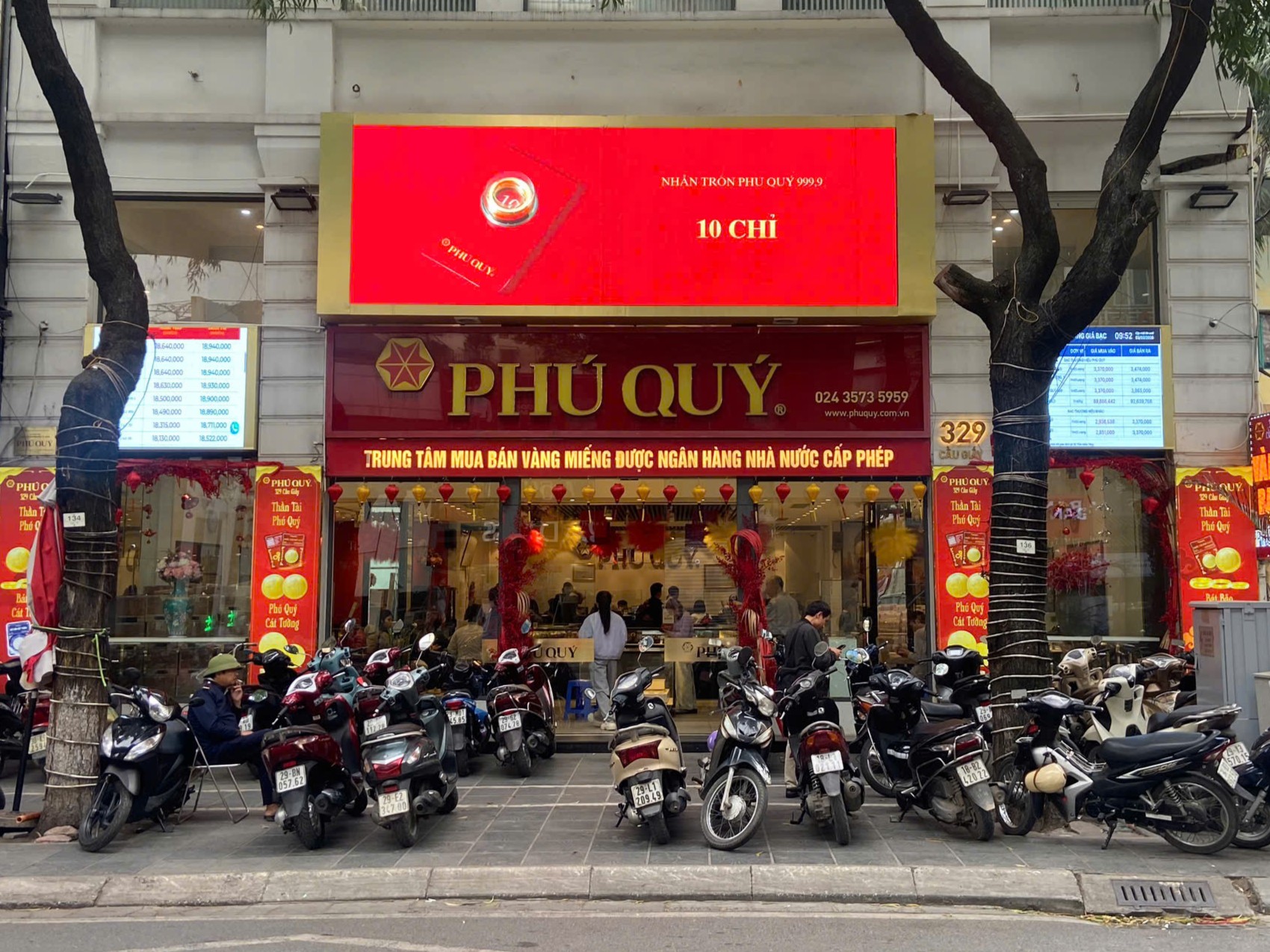 Giá vàng hơn 18,9 triệu đồng/chỉ: Người trẻ vẫn xếp hàng mua vàng bằng được, có người phải về tay không vì 1 lý do- Ảnh 1. Giá vàng hơn 18,9 triệu đồng/chỉ: Người trẻ vẫn xếp hàng mua vàng bằng được, có người phải về tay không vì 1 lý do- Ảnh 1.