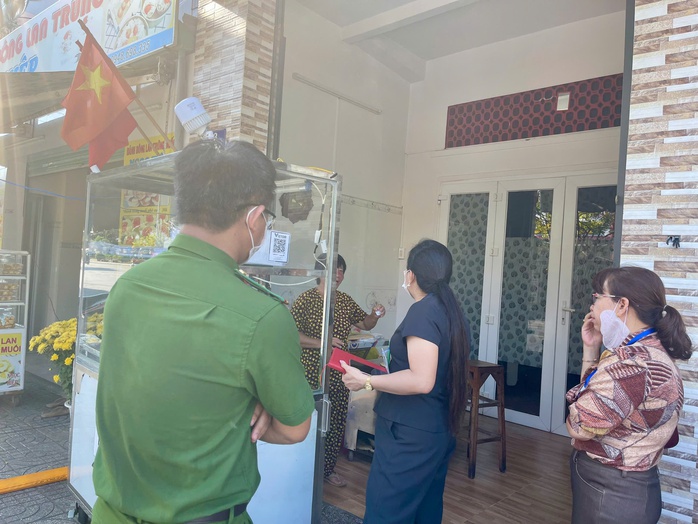 TPHCM: Nhiều người nhập viện sau khi ăn bánh mì cùng một tiệm- Ảnh 2. TPHCM: Nhiều người nhập viện sau khi ăn bánh mì cùng một tiệm- Ảnh 2.