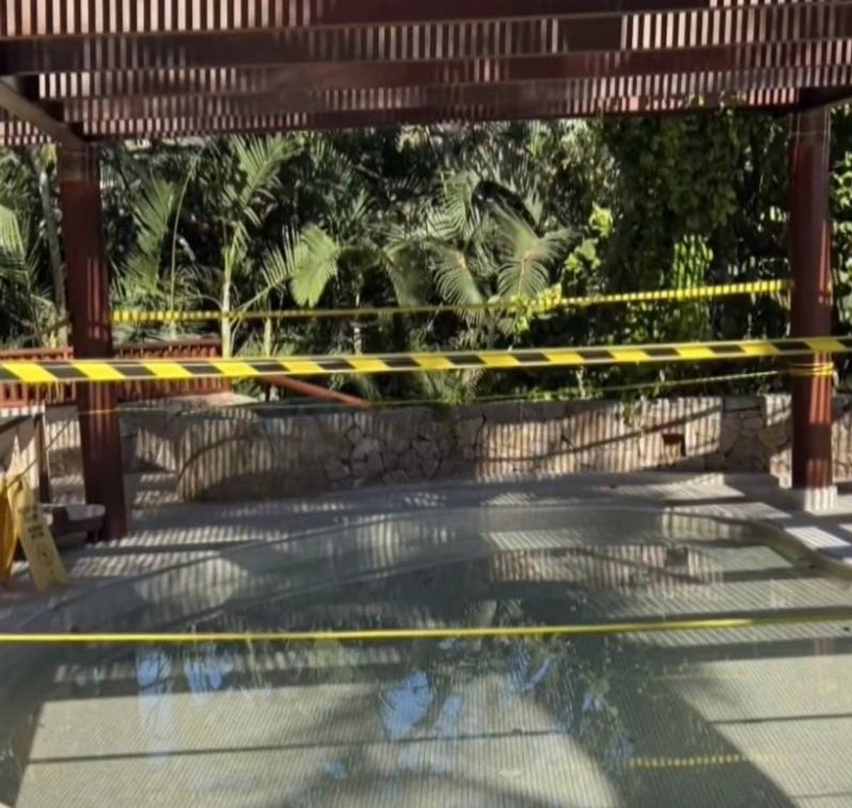 Bị h&uacute;t v&agrave;o ống tho&aacute;t nước bể bơi, b&eacute; g&aacute;i 3 tuổi tổn thương nội tạng vĩnh viễn- Ảnh 1.