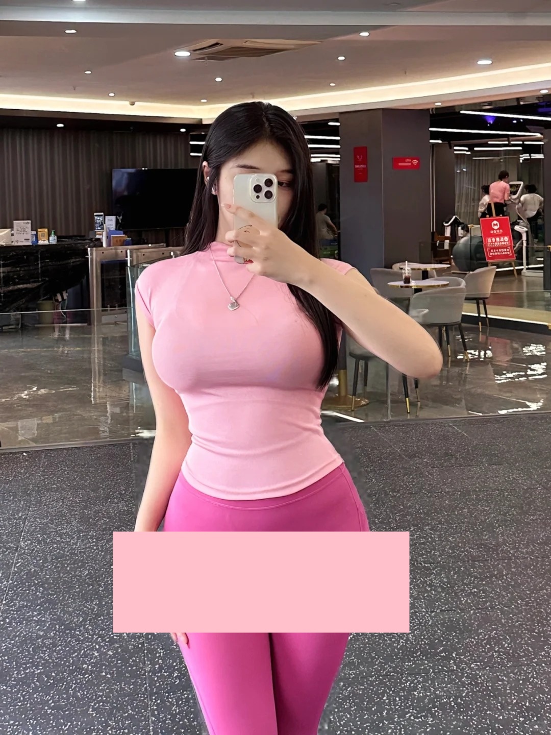 &ldquo;Ngứa mắt&rdquo; v&igrave; hội mặc đồ gym thiếu vải, người đi tập l&ecirc;n tiếng: "PT của t&ocirc;i bảo phải mặc hở v&igrave;..."- Ảnh 2.