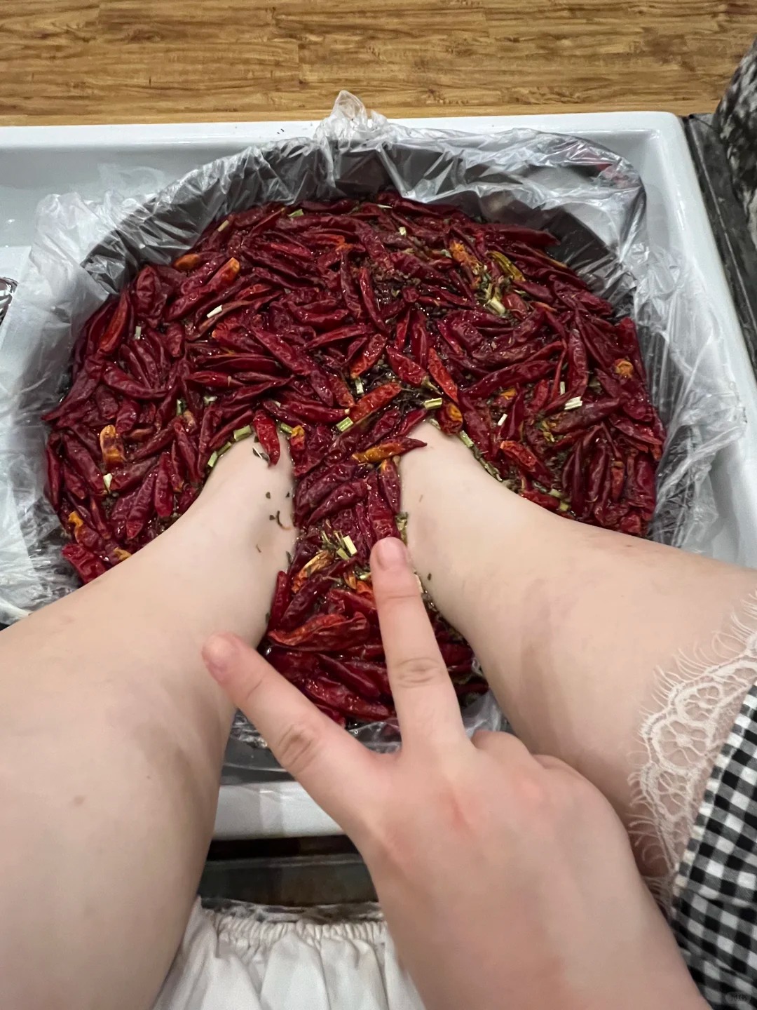 Hốt hoảng với dịch vụ "luộc ch&acirc;n trong nồi lẩu" ở Tr&ugrave;ng Kh&aacute;nh: Tưởng h&agrave;nh x&aacute;c ai d&egrave; sướng rần rần!- Ảnh 2.