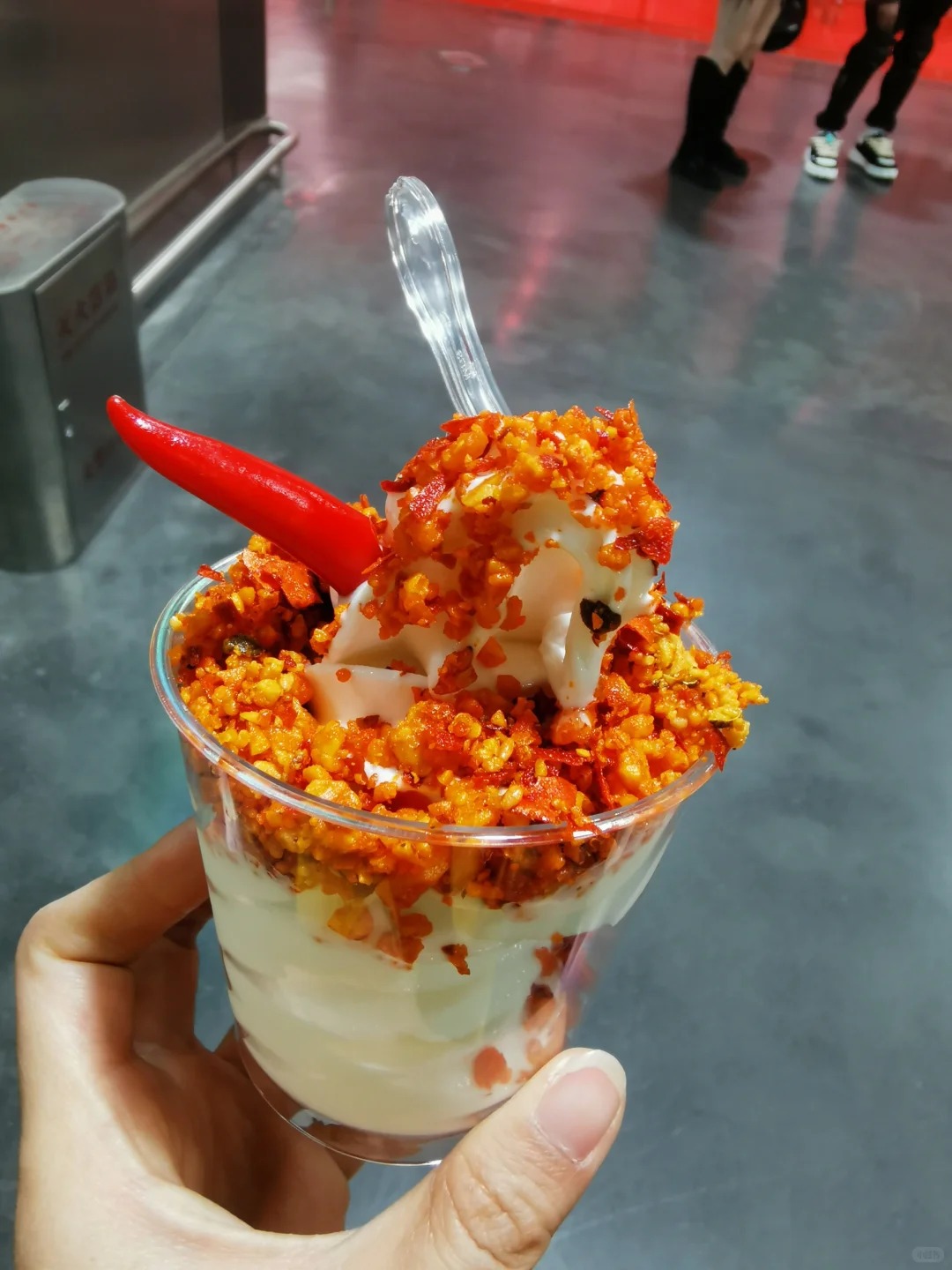 Ai đ&atilde; l&agrave;m ra c&aacute;i thứ kem n&agrave;y vậy?- Ảnh 5.