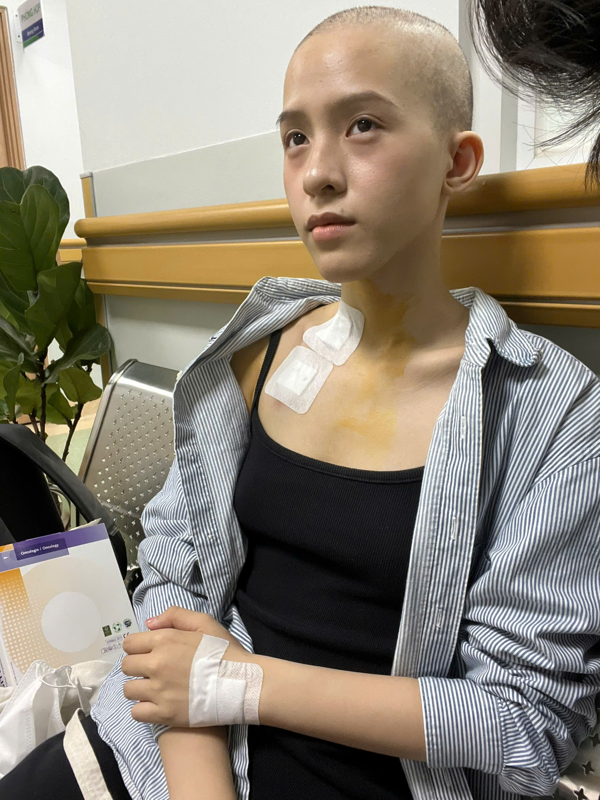 6 lần ho&aacute; trị, chủ động cạo t&oacute;c để điều trị ung thư ở tuổi 22: &ldquo;M&igrave;nh chọn tin l&agrave; m&igrave;nh sẽ khỏi"- Ảnh 3.