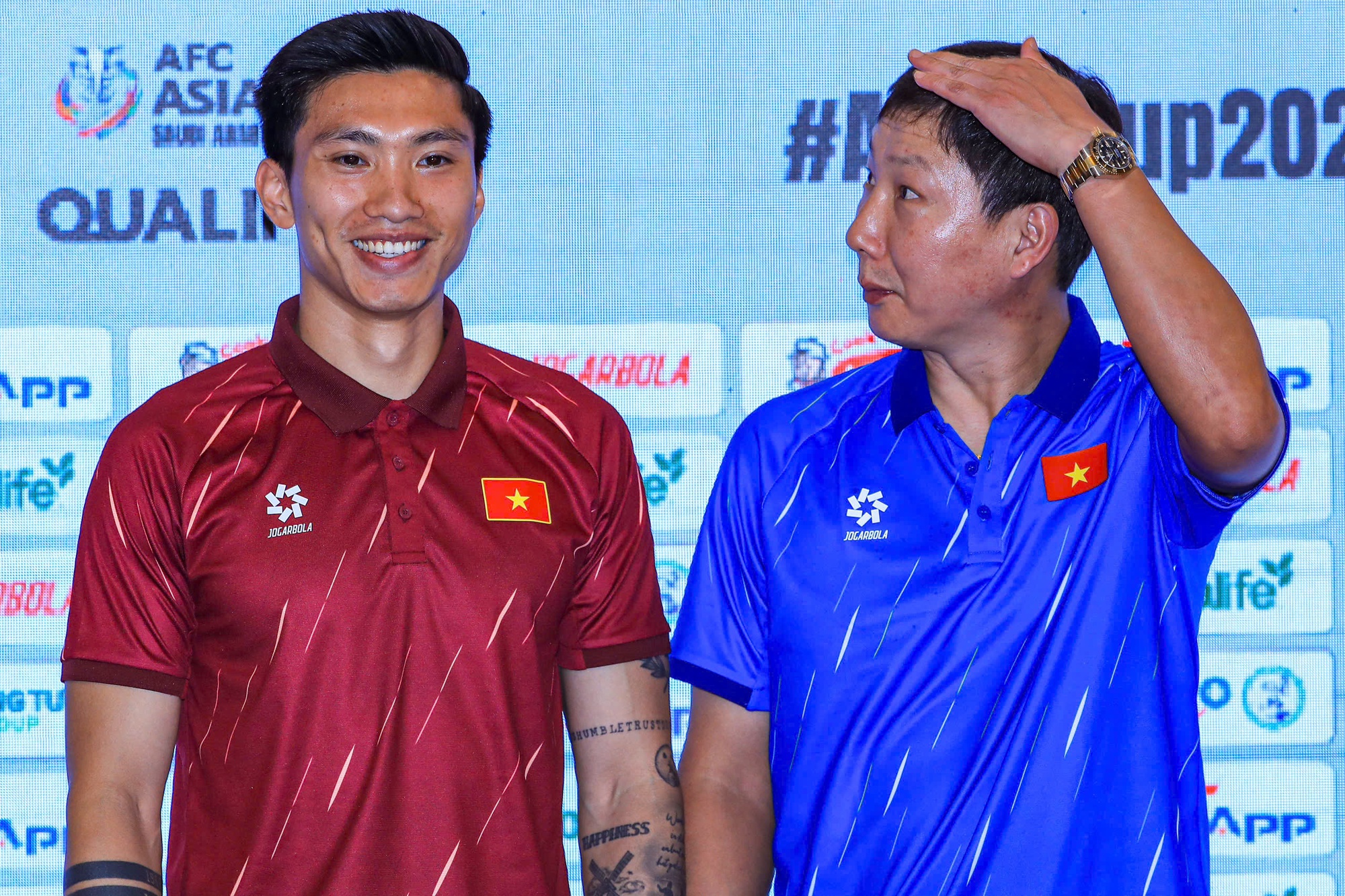 Văn Hậu g&acirc;y sốt v&igrave; h&agrave;nh động tinh tế với HLV Kim Sang-sik, m&agrave;n so chiều cao của hai tr&ograve; mới cực đ&aacute;ng y&ecirc;u- Ảnh 3.