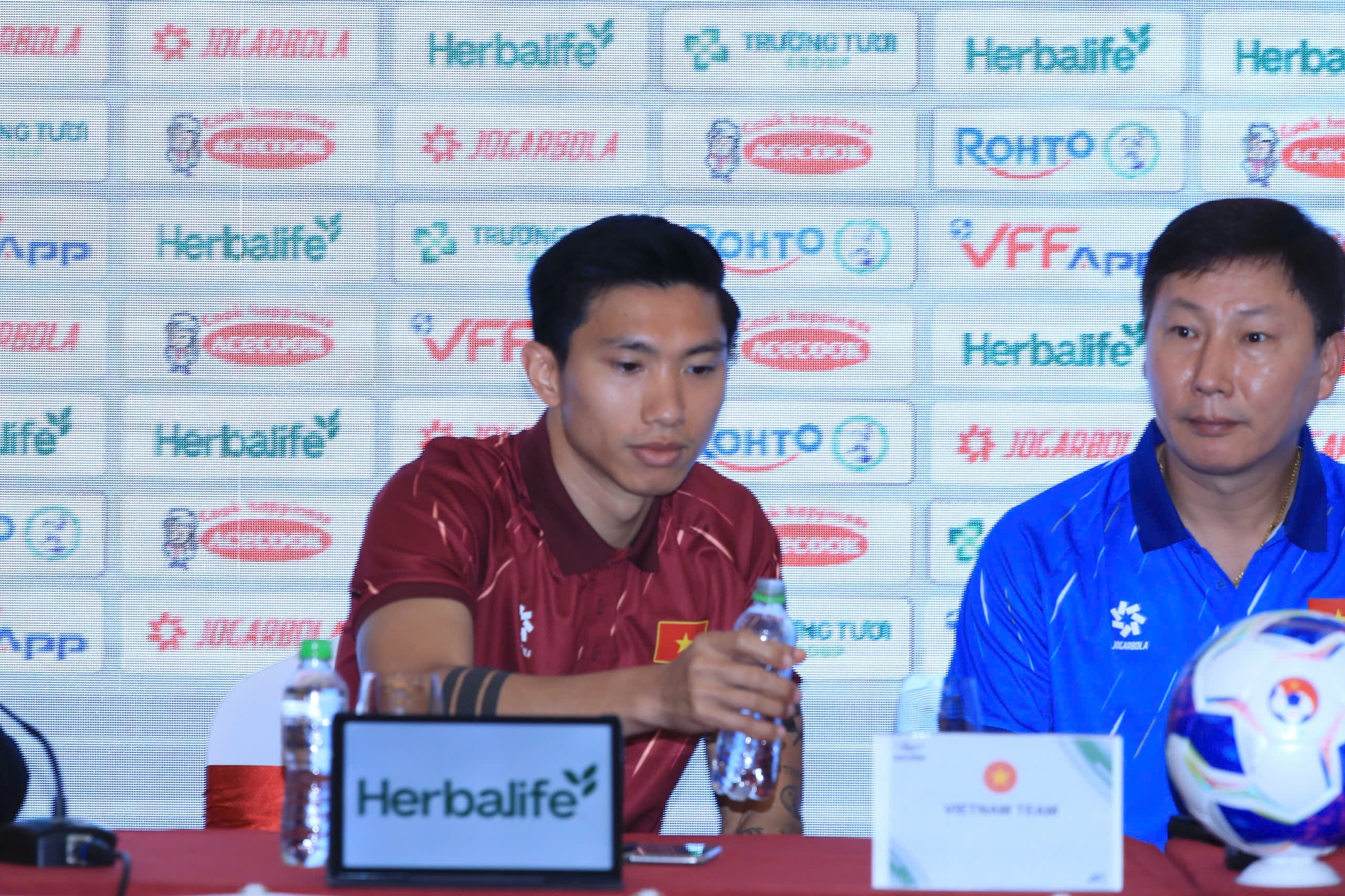 Văn Hậu g&acirc;y sốt v&igrave; h&agrave;nh động tinh tế với HLV Kim Sang-sik, m&agrave;n so chiều cao của hai tr&ograve; mới cực đ&aacute;ng y&ecirc;u- Ảnh 1.