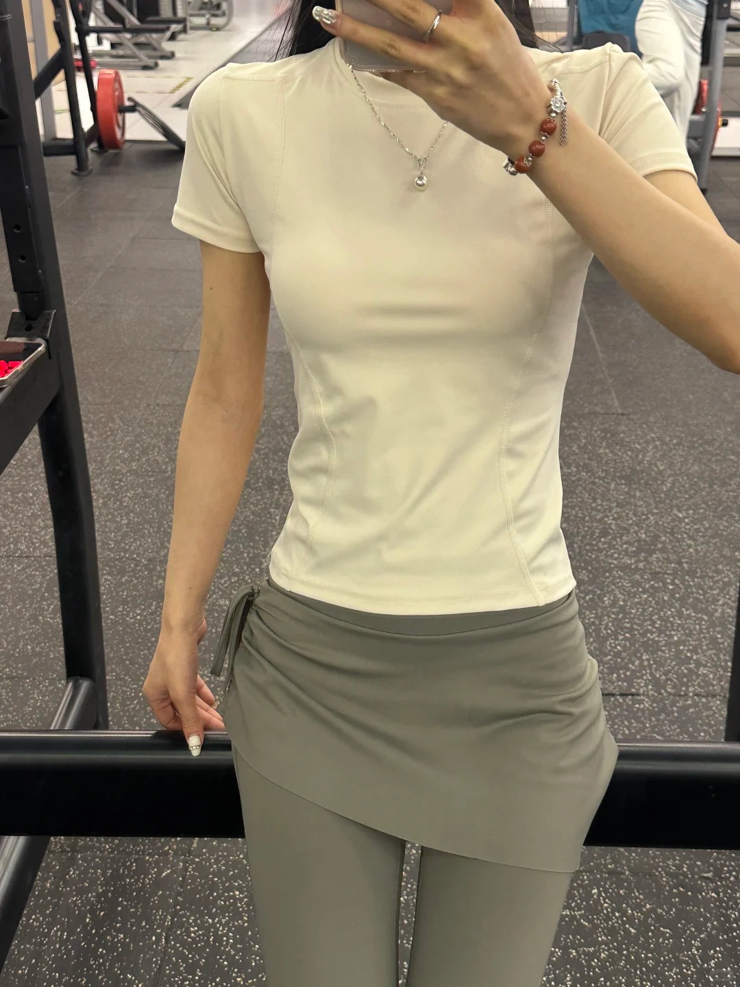 &ldquo;Ngứa mắt&rdquo; v&igrave; hội mặc đồ gym thiếu vải, người đi tập l&ecirc;n tiếng: "PT của t&ocirc;i bảo phải mặc hở v&igrave;..."- Ảnh 3.