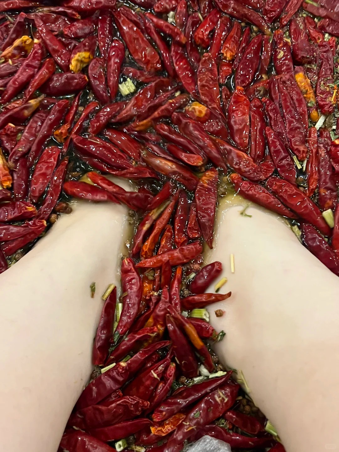 Hốt hoảng với dịch vụ "luộc ch&acirc;n trong nồi lẩu" ở Tr&ugrave;ng Kh&aacute;nh: Tưởng h&agrave;nh x&aacute;c ai d&egrave; sướng rần rần!- Ảnh 3.