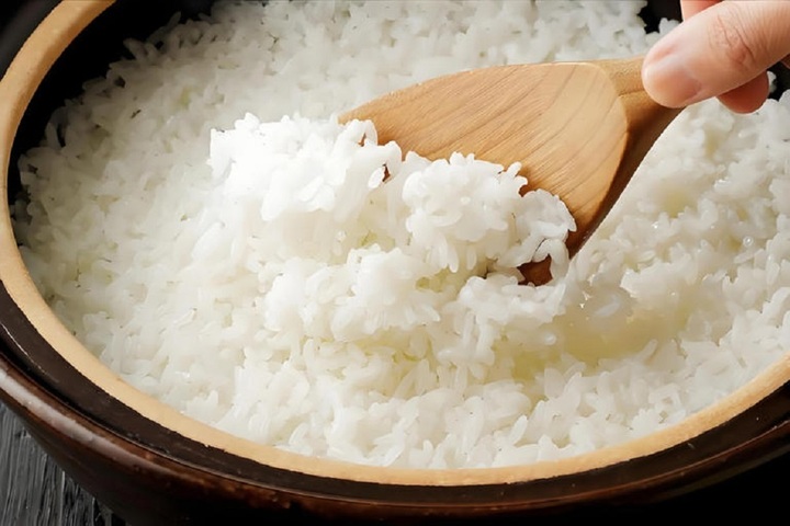 Khi nấu cơm, tại sao lại cho th&ecirc;m giấm trắng v&agrave; dầu ăn?- Ảnh 1.