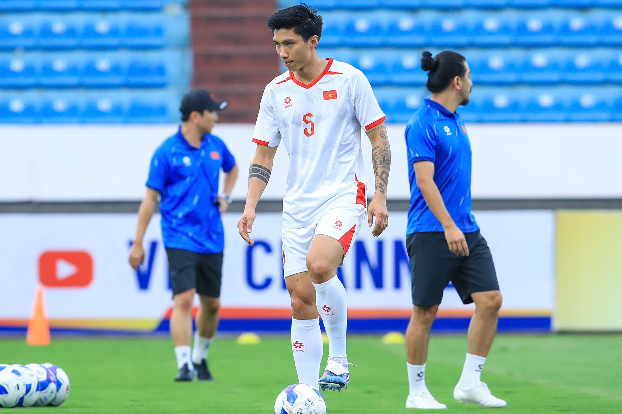 Trung Kiên đọ visual với Văn Lâm, Filip: Bộ ba thủ môn ĐT Việt Nam ai cũng cực phẩm, xem tập luyện lại càng mê- Ảnh 13. Trung Kiên đọ visual với Văn Lâm, Filip: Bộ ba thủ môn ĐT Việt Nam ai cũng cực phẩm, xem tập luyện lại càng mê- Ảnh 13.