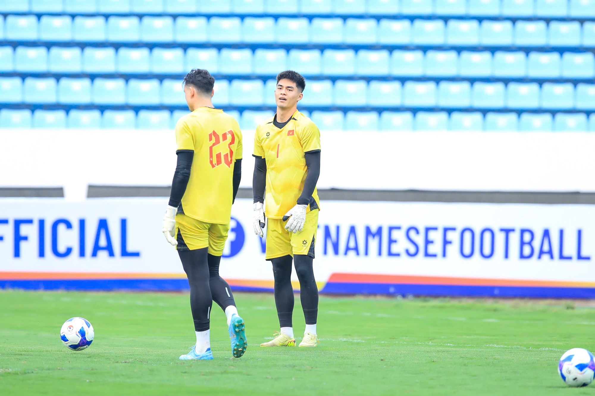 Trung Kiên đọ visual với Văn Lâm, Filip: Bộ ba thủ môn ĐT Việt Nam ai cũng cực phẩm, xem tập luyện lại càng mê- Ảnh 2. Trung Kiên đọ visual với Văn Lâm, Filip: Bộ ba thủ môn ĐT Việt Nam ai cũng cực phẩm, xem tập luyện lại càng mê- Ảnh 2.