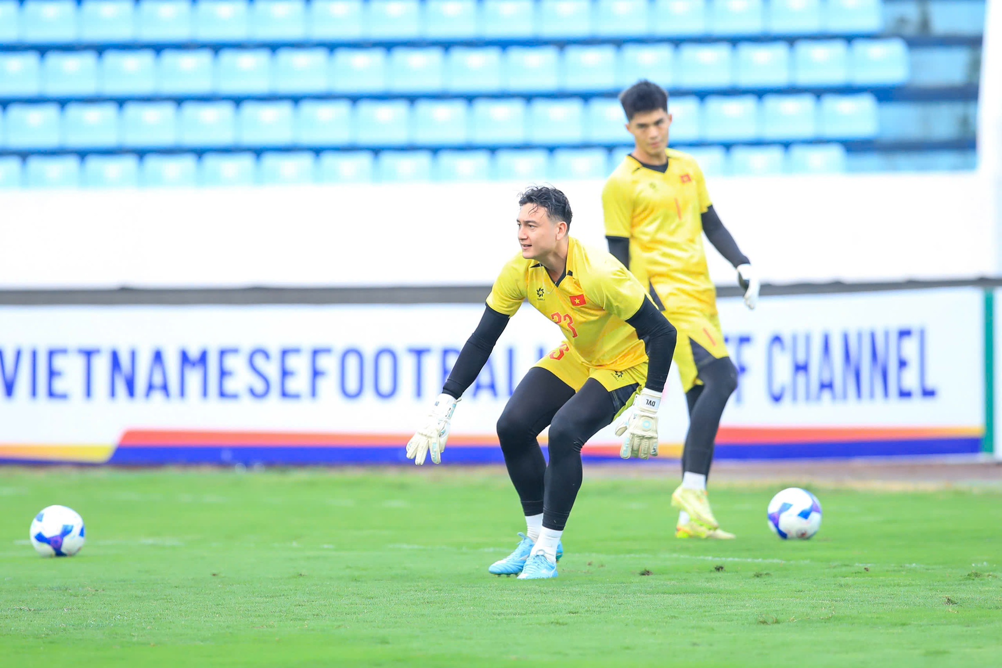 Trung Kiên đọ visual với Văn Lâm, Filip: Bộ ba thủ môn ĐT Việt Nam ai cũng cực phẩm, xem tập luyện lại càng mê- Ảnh 6. Trung Kiên đọ visual với Văn Lâm, Filip: Bộ ba thủ môn ĐT Việt Nam ai cũng cực phẩm, xem tập luyện lại càng mê- Ảnh 6.