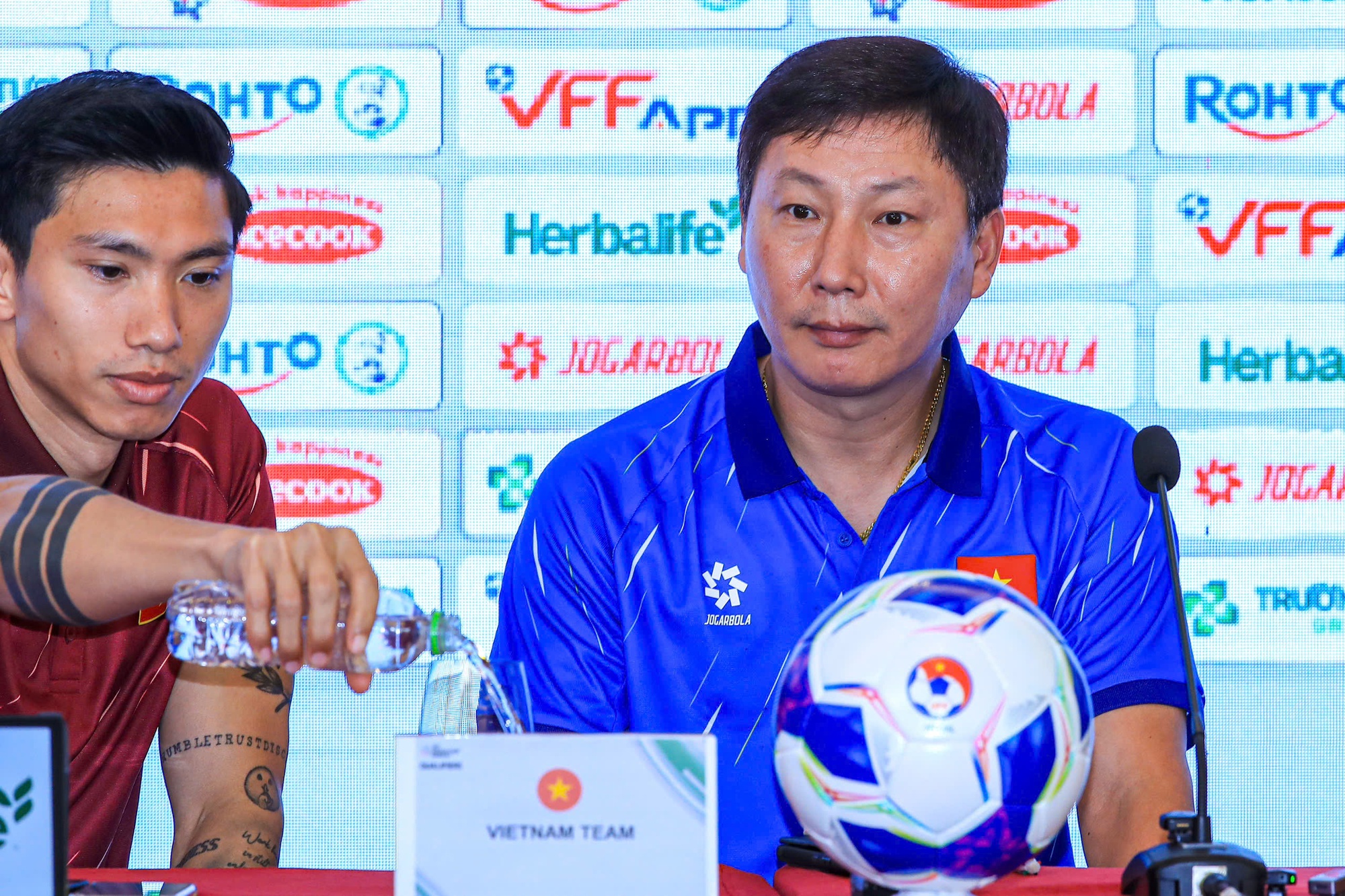 Văn Hậu g&acirc;y sốt v&igrave; h&agrave;nh động tinh tế với HLV Kim Sang-sik, m&agrave;n so chiều cao của hai tr&ograve; mới cực đ&aacute;ng y&ecirc;u- Ảnh 2.