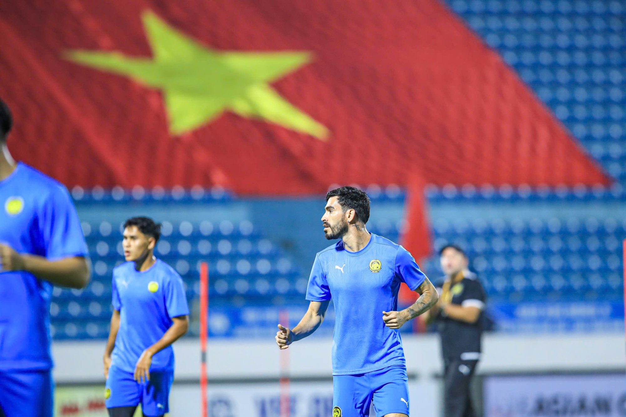 X&oacute;t xa gương mặt đầy sẹo của ng&ocirc;i sao tuyển Malaysia bị tạt axit- Ảnh 8.