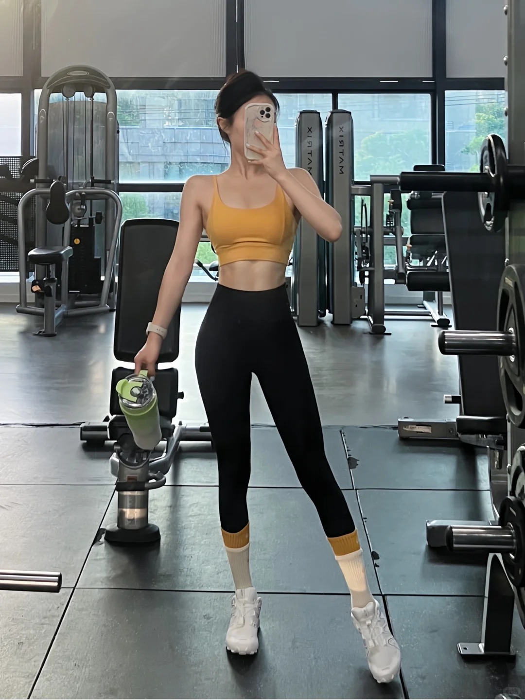 &ldquo;Ngứa mắt&rdquo; v&igrave; hội mặc đồ gym thiếu vải, người đi tập l&ecirc;n tiếng: "PT của t&ocirc;i bảo phải mặc hở v&igrave;..."- Ảnh 5.