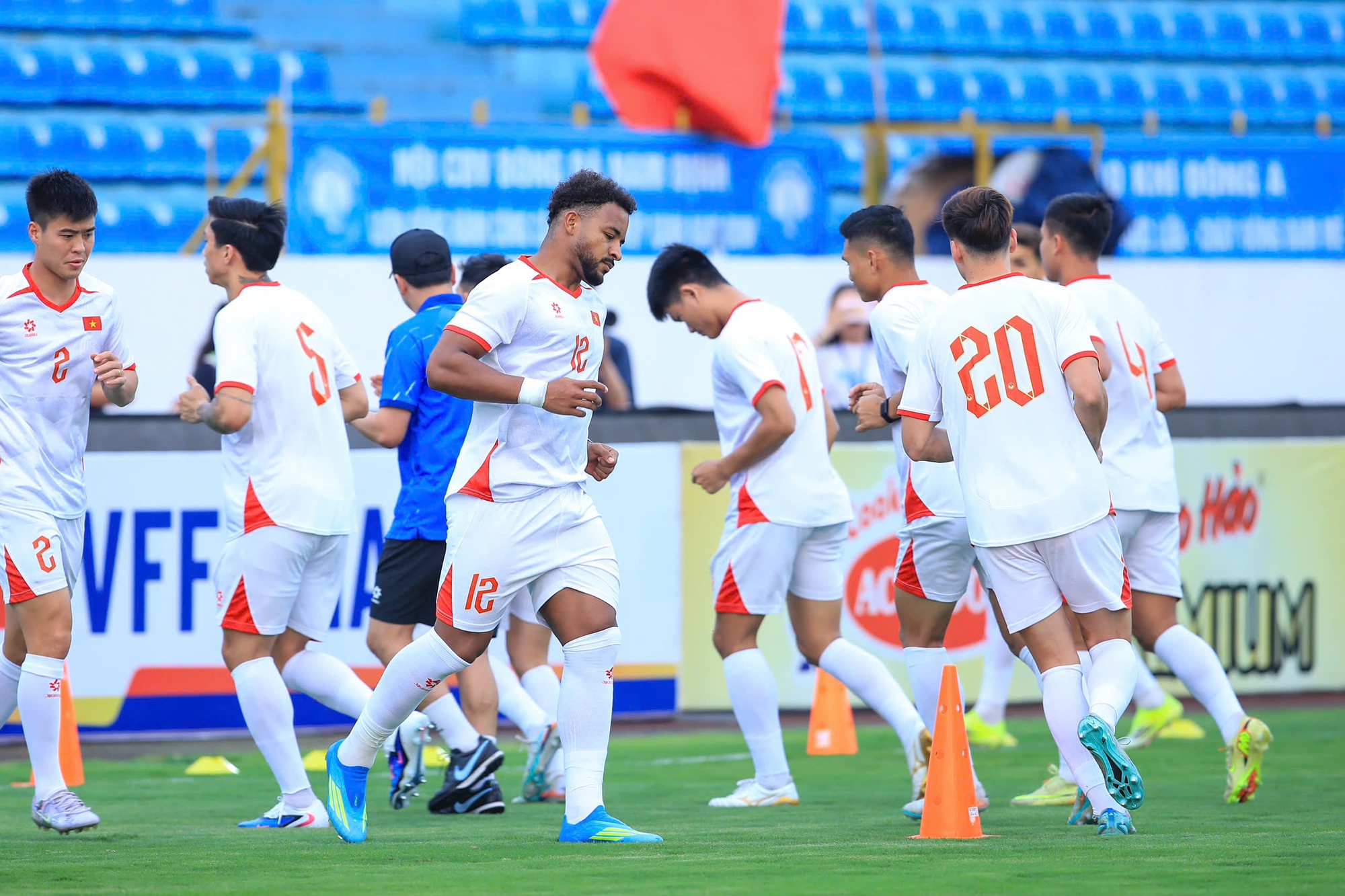 Trung Kiên đọ visual với Văn Lâm, Filip: Bộ ba thủ môn ĐT Việt Nam ai cũng cực phẩm, xem tập luyện lại càng mê- Ảnh 10. Trung Kiên đọ visual với Văn Lâm, Filip: Bộ ba thủ môn ĐT Việt Nam ai cũng cực phẩm, xem tập luyện lại càng mê- Ảnh 10.