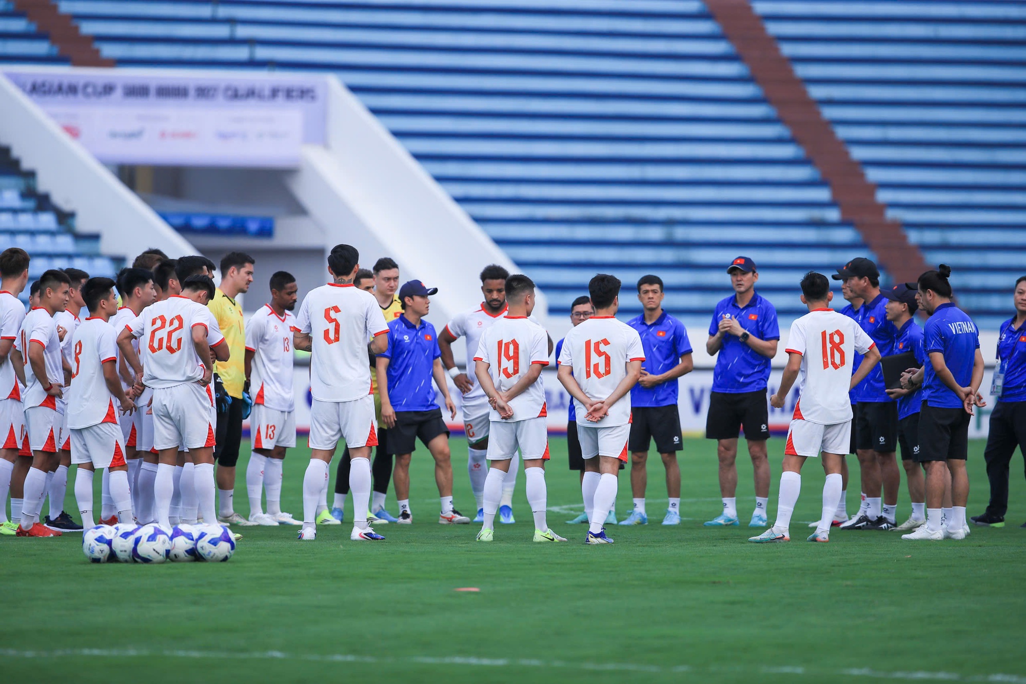 Trung Kiên đọ visual với Văn Lâm, Filip: Bộ ba thủ môn ĐT Việt Nam ai cũng cực phẩm, xem tập luyện lại càng mê- Ảnh 1. Trung Kiên đọ visual với Văn Lâm, Filip: Bộ ba thủ môn ĐT Việt Nam ai cũng cực phẩm, xem tập luyện lại càng mê- Ảnh 1.