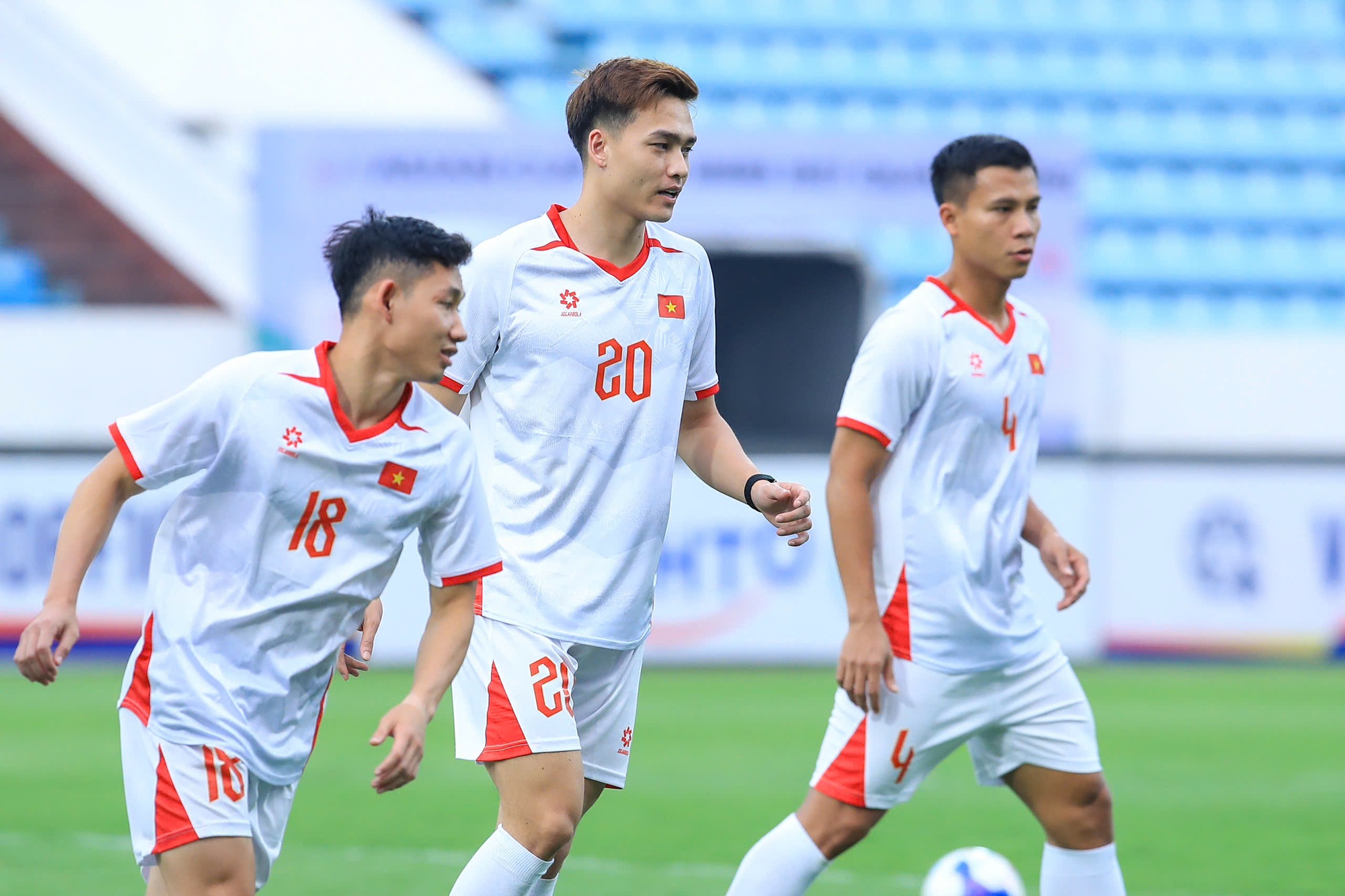 Trung Kiên đọ visual với Văn Lâm, Filip: Bộ ba thủ môn ĐT Việt Nam ai cũng cực phẩm, xem tập luyện lại càng mê- Ảnh 14. Trung Kiên đọ visual với Văn Lâm, Filip: Bộ ba thủ môn ĐT Việt Nam ai cũng cực phẩm, xem tập luyện lại càng mê- Ảnh 14.