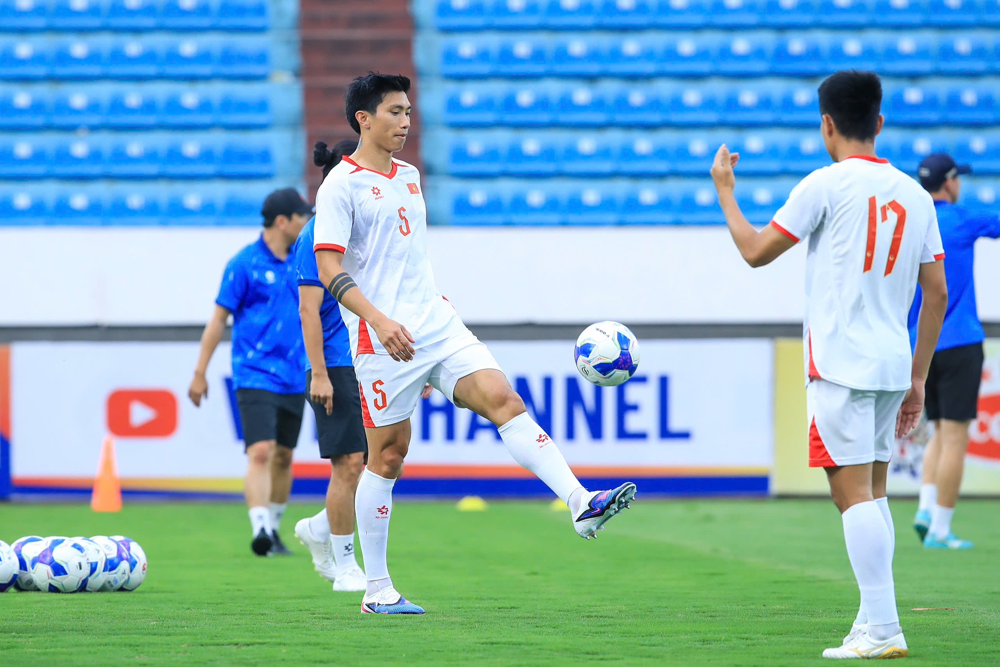 Trung Kiên đọ visual với Văn Lâm, Filip: Bộ ba thủ môn ĐT Việt Nam ai cũng cực phẩm, xem tập luyện lại càng mê- Ảnh 12. Trung Kiên đọ visual với Văn Lâm, Filip: Bộ ba thủ môn ĐT Việt Nam ai cũng cực phẩm, xem tập luyện lại càng mê- Ảnh 12.