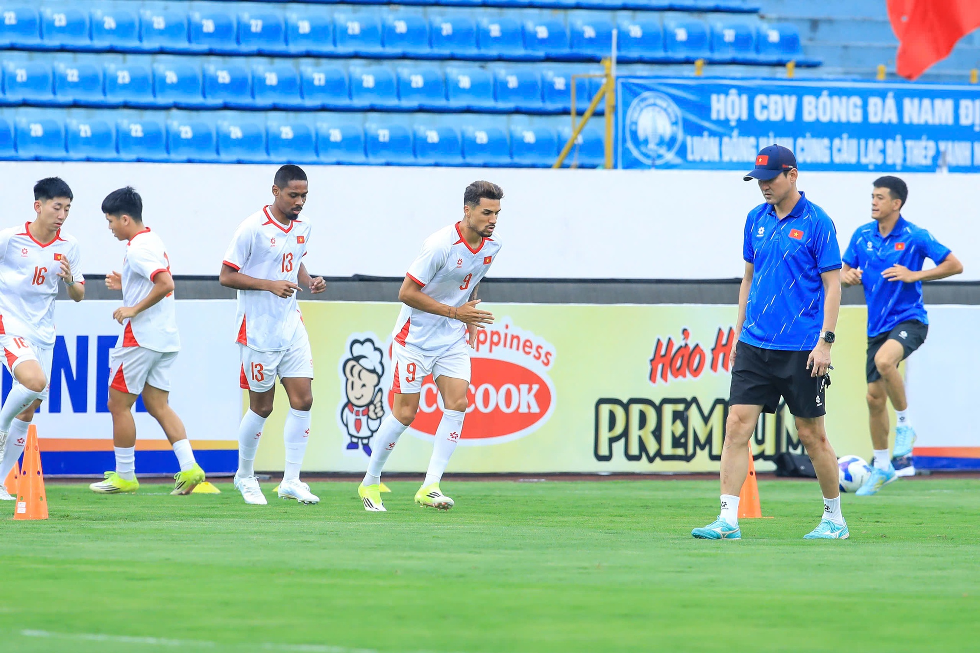 Trung Kiên đọ visual với Văn Lâm, Filip: Bộ ba thủ môn ĐT Việt Nam ai cũng cực phẩm, xem tập luyện lại càng mê- Ảnh 11. Trung Kiên đọ visual với Văn Lâm, Filip: Bộ ba thủ môn ĐT Việt Nam ai cũng cực phẩm, xem tập luyện lại càng mê- Ảnh 11.