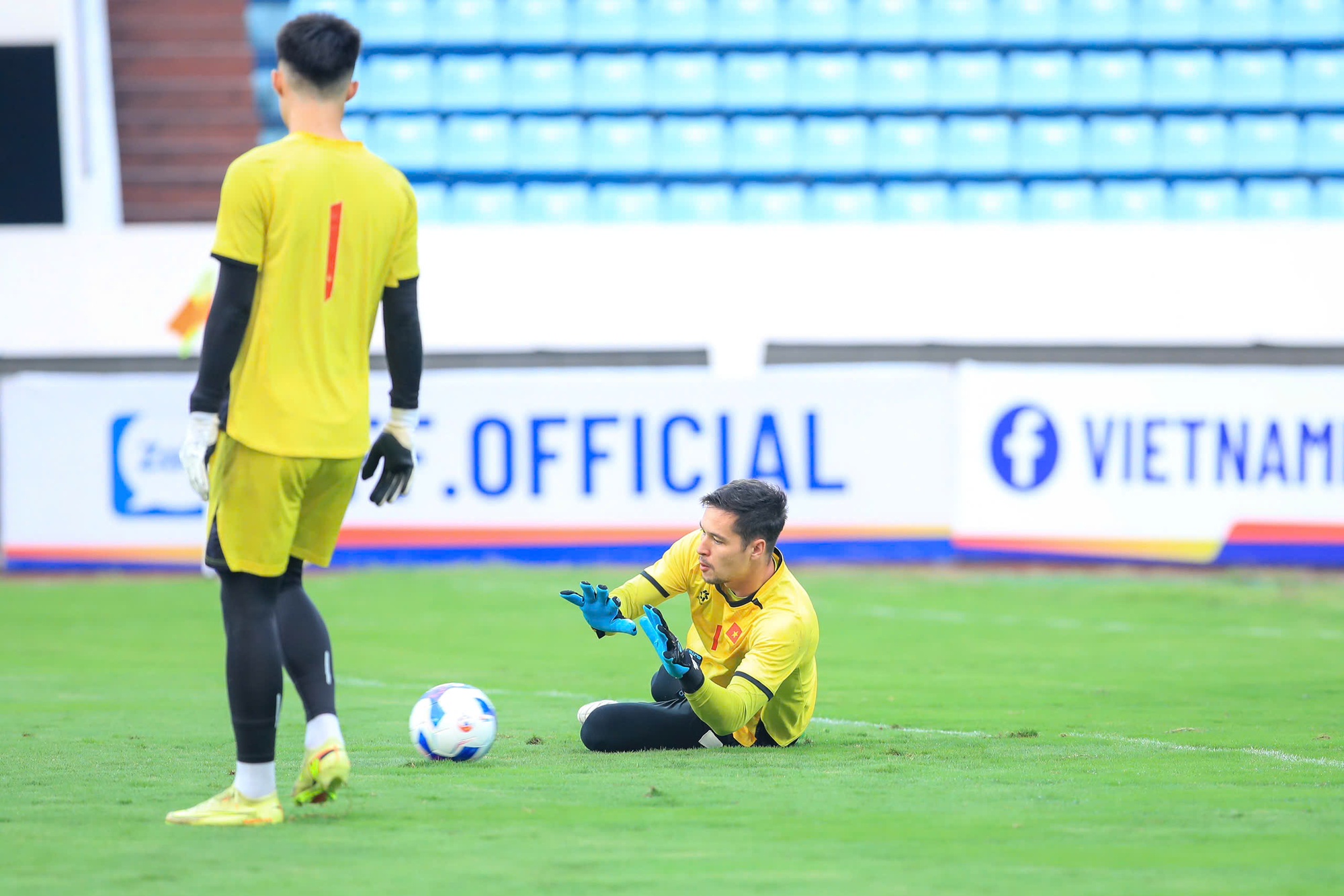 Trung Kiên đọ visual với Văn Lâm, Filip: Bộ ba thủ môn ĐT Việt Nam ai cũng cực phẩm, xem tập luyện lại càng mê- Ảnh 8. Trung Kiên đọ visual với Văn Lâm, Filip: Bộ ba thủ môn ĐT Việt Nam ai cũng cực phẩm, xem tập luyện lại càng mê- Ảnh 8.