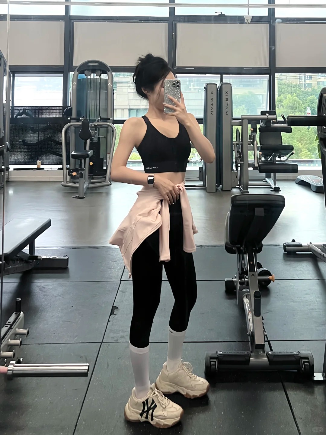 &ldquo;Ngứa mắt&rdquo; v&igrave; hội mặc đồ gym thiếu vải, người đi tập l&ecirc;n tiếng: "PT của t&ocirc;i bảo phải mặc hở v&igrave;..."- Ảnh 6.