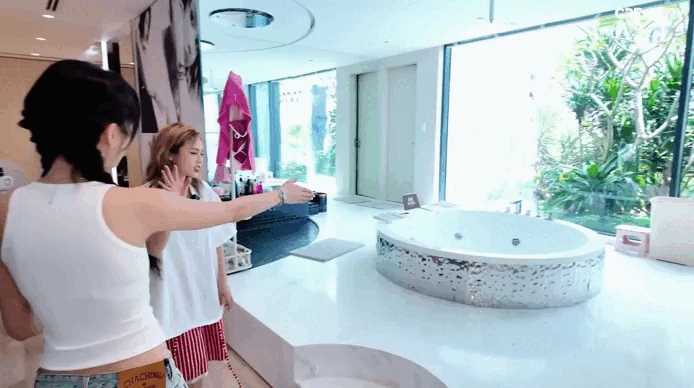 Ngắm biệt thự 50 tỷ của Ngọc Trinh: Ph&ograve;ng ngủ rộng bằng 3 căn chung cư đập th&ocirc;ng, g&oacute;c n&agrave;o trong nh&agrave; cũng &ldquo;sống ảo&rdquo; dễ d&agrave;ng- Ảnh 9.