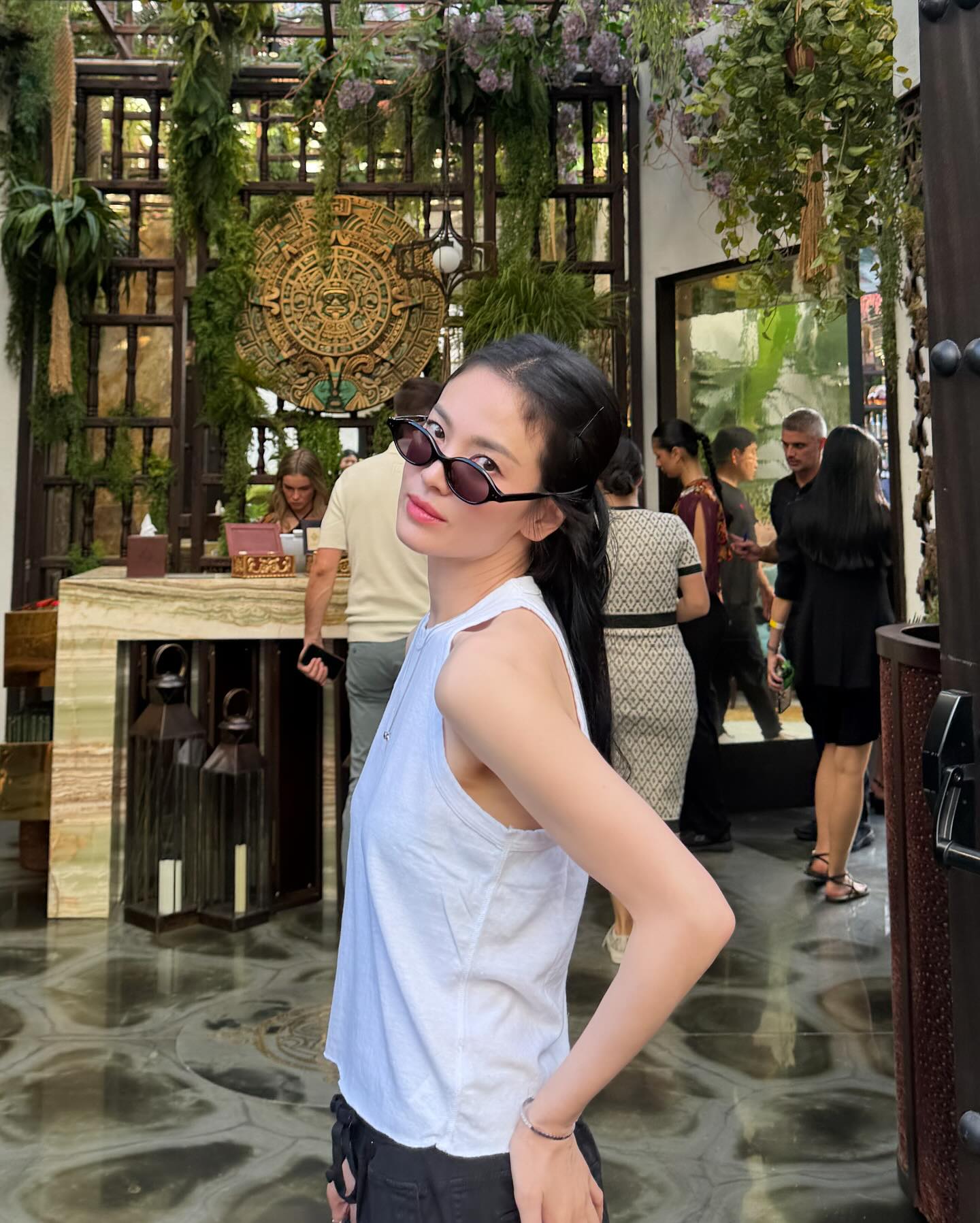 Style đi du lịch của Song Hye Kyo: &Iacute;t m&agrave; chất tới từng bộ- Ảnh 2.